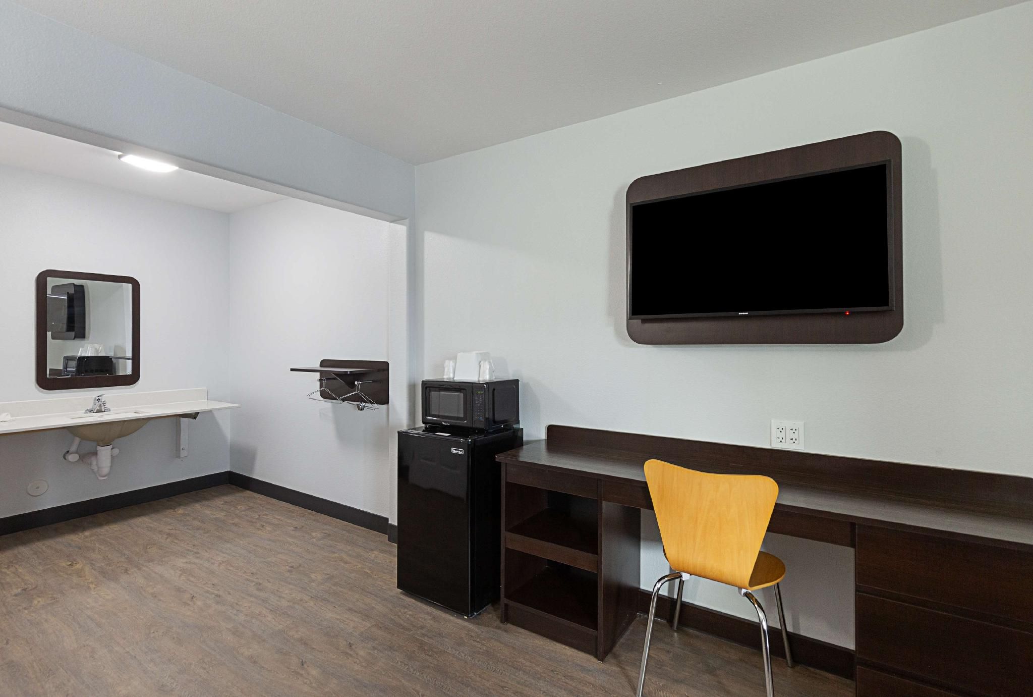 Motel 6 Show Low, AZ 2 QBs | Non-Smoking, Micfridge 3