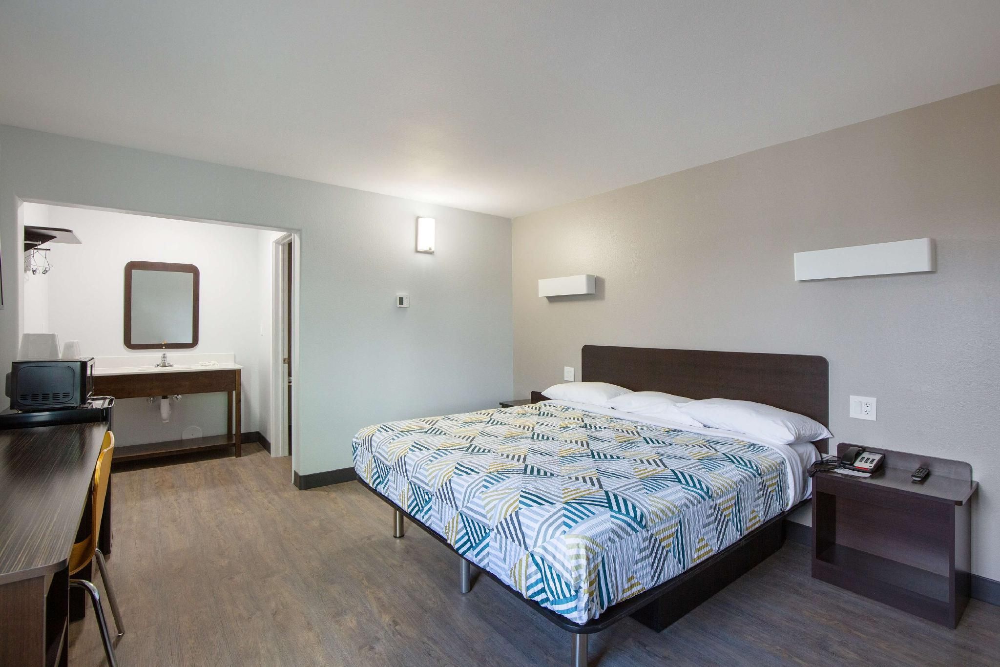 Motel 6 Show Low, AZ 1 KB | Non-Smoking, Micfridge 2