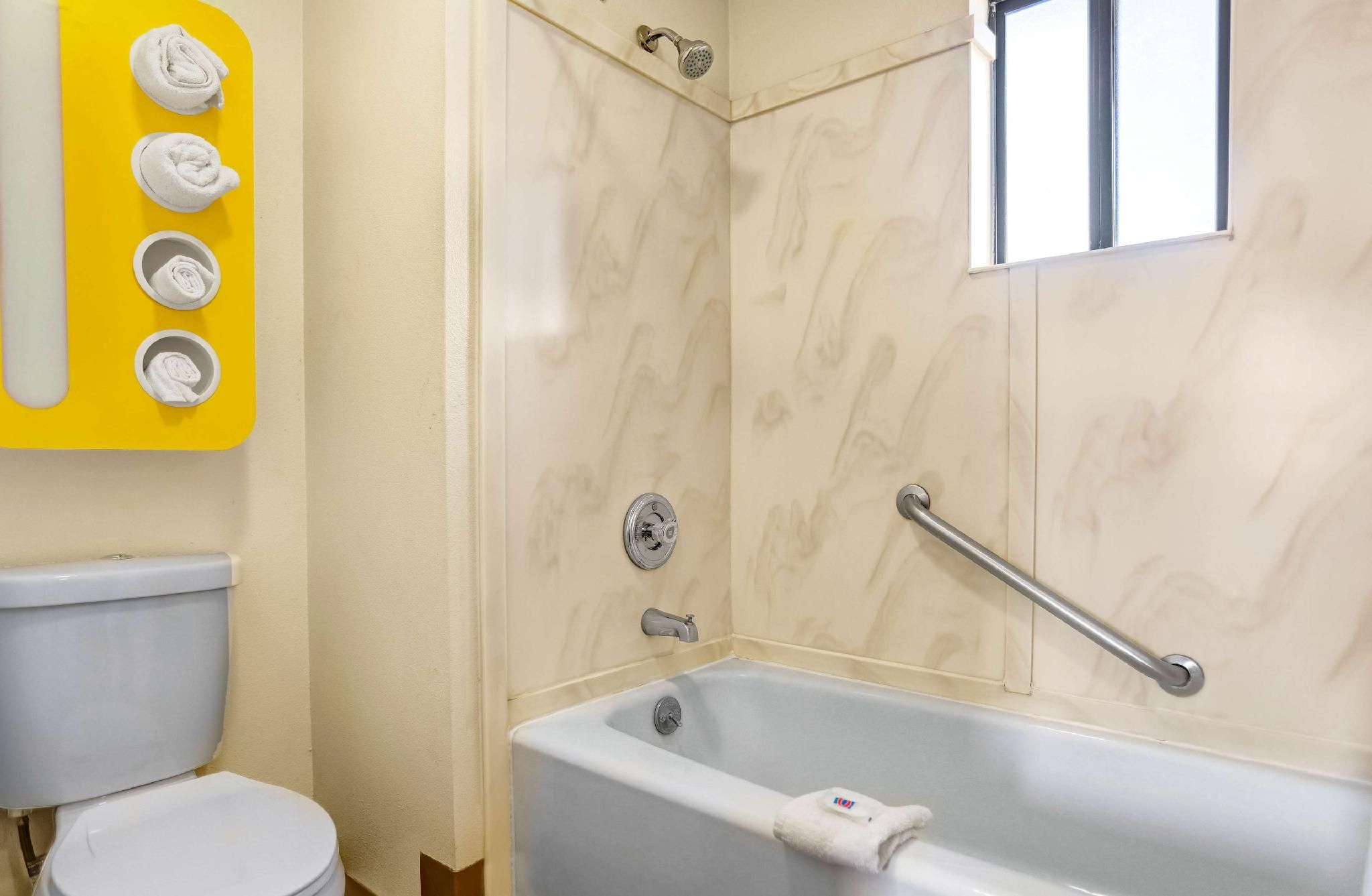 2 Full Beds | Mobility Access RI Shower Nsmk