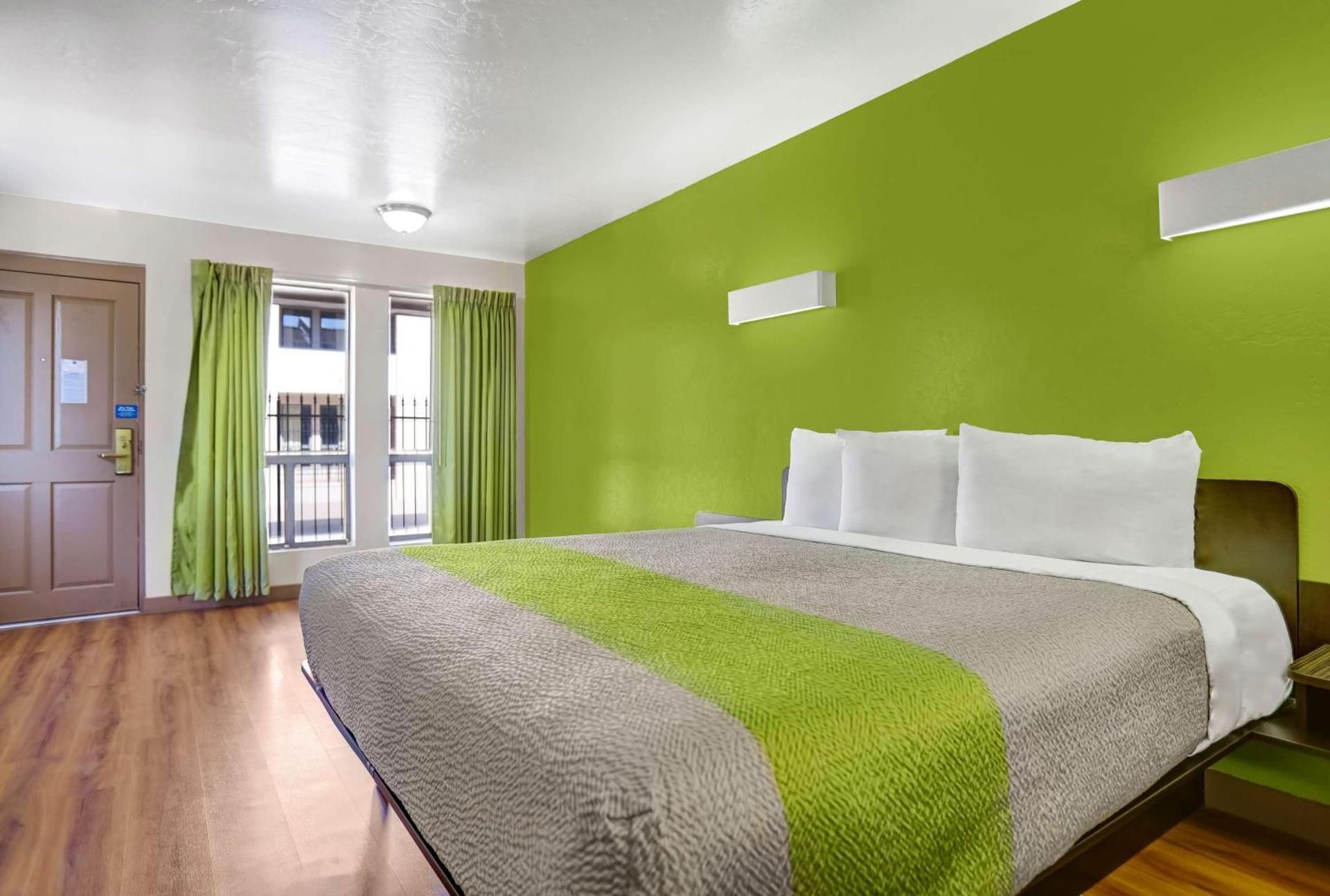 Deluxe King Room - Non-Smoking