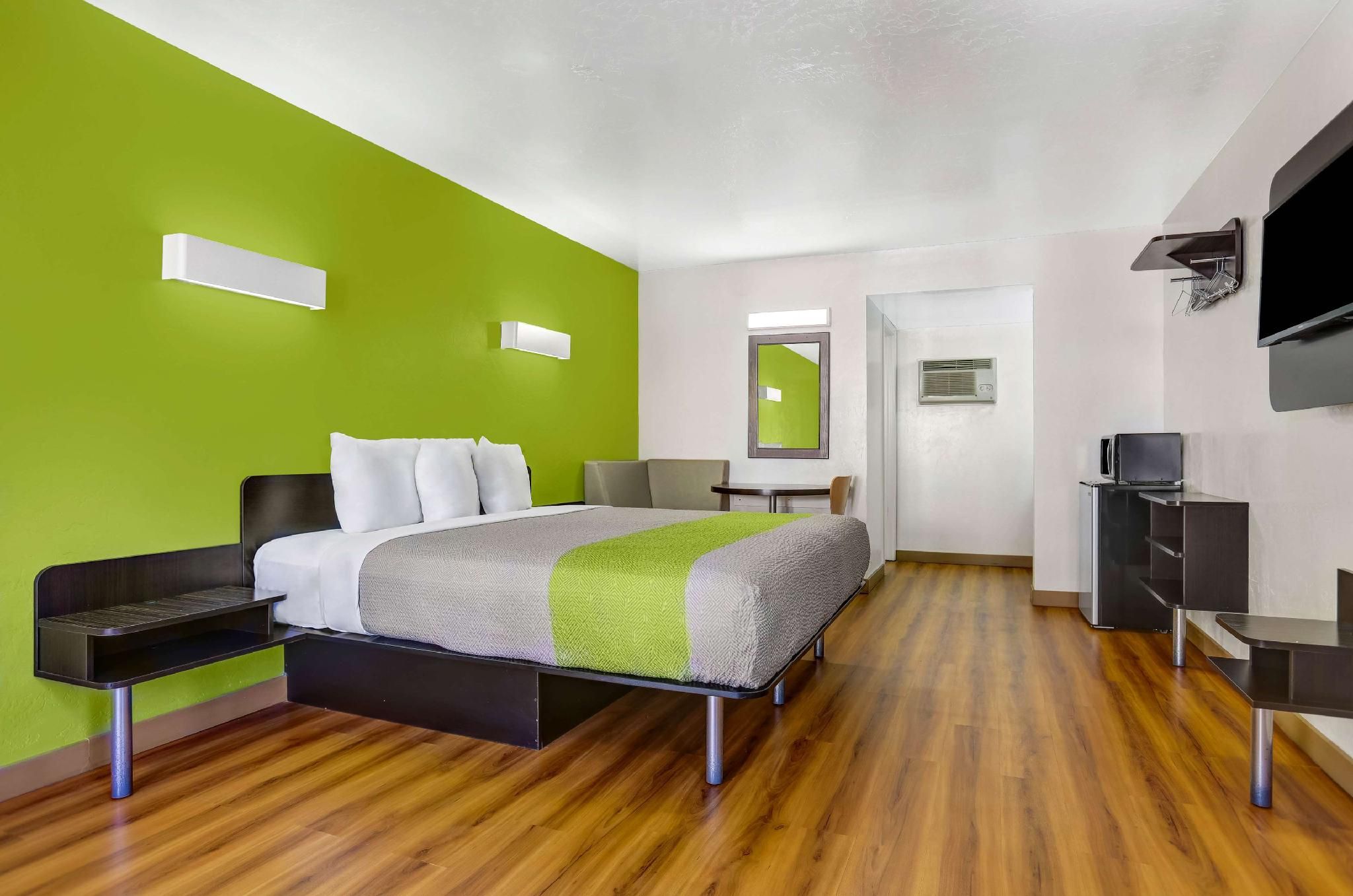 1 King Bed | Business, Non-Smoking