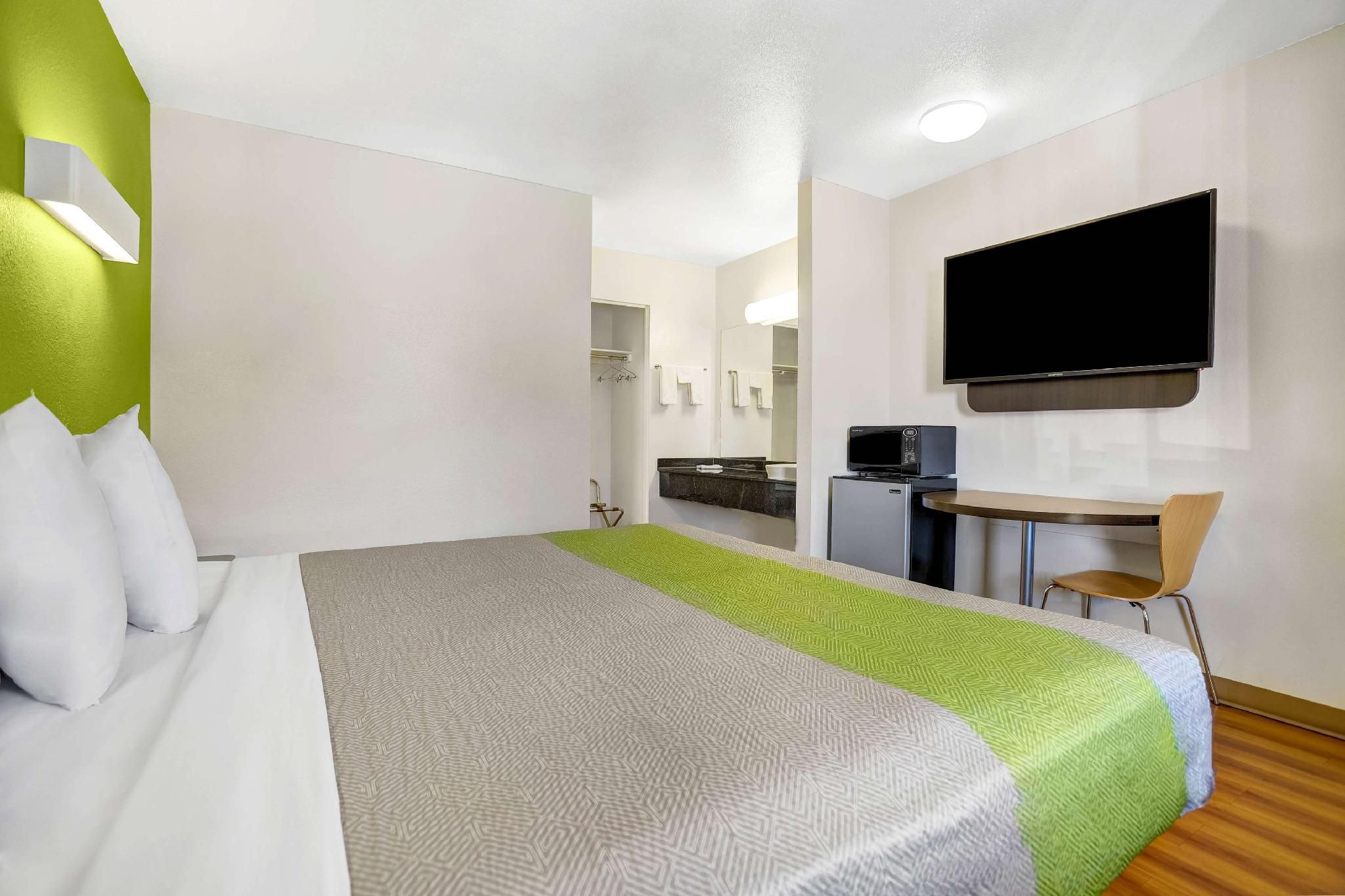 1 King Bed | Non-Smoking
