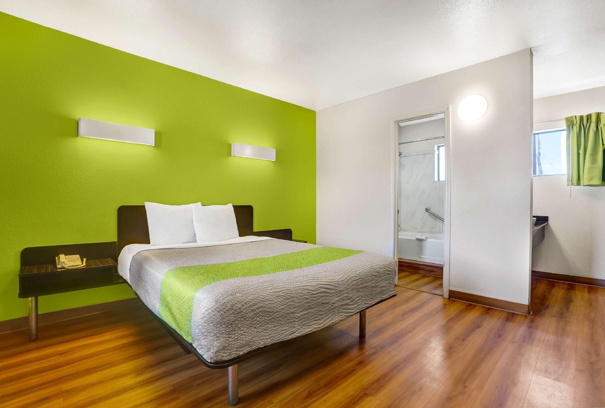 1 Queen Bed | Non-Smoking