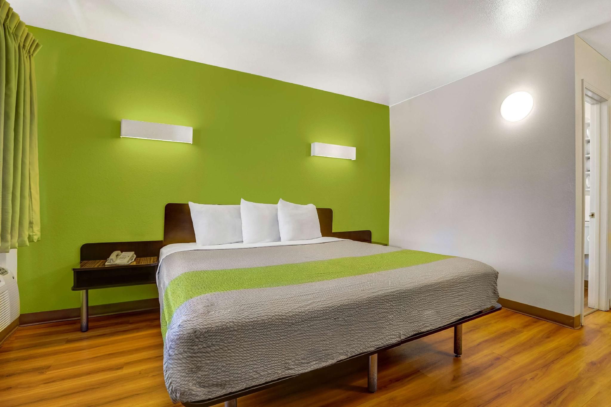1 King Bed | Non-Smoking