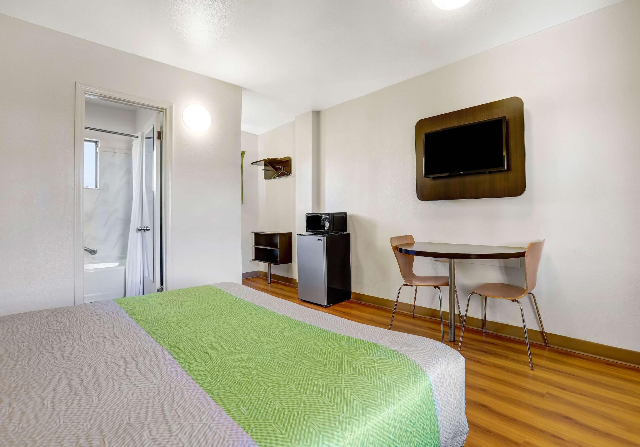 1 Queen Bed | Non-Smoking