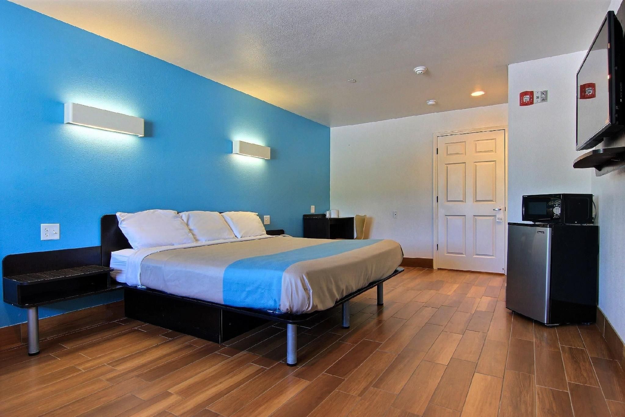 King Room with Roll-In Shower - Disability Access