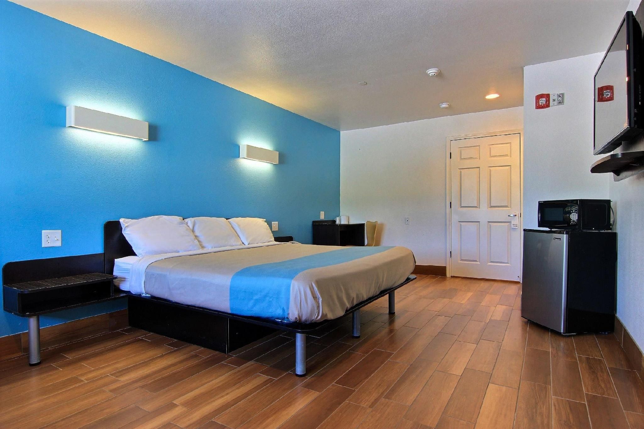 1 King Bed | Mobility Accessible RI Shower Nsmk