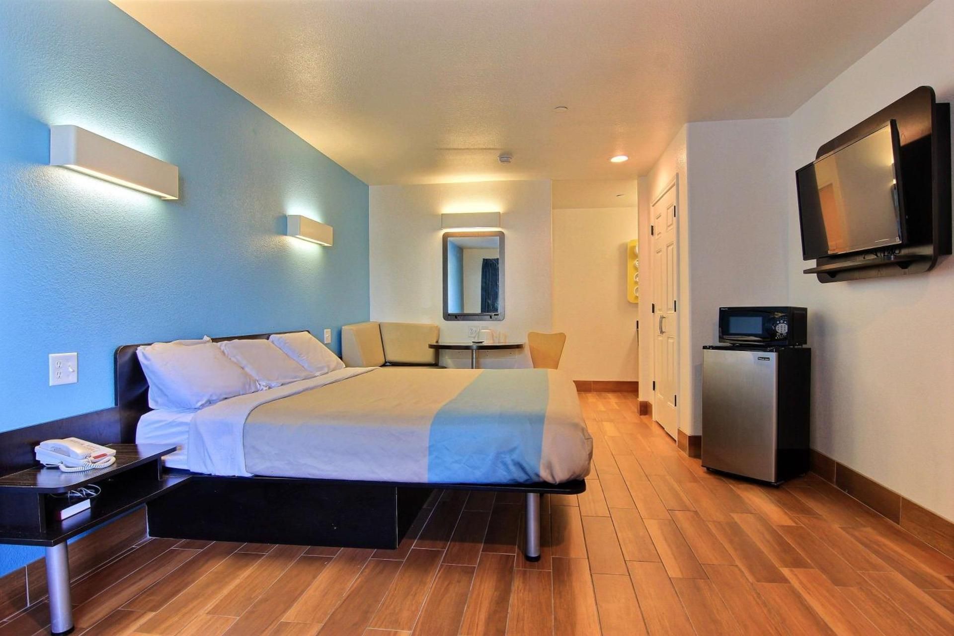 1 King Bed | Non-Smoking