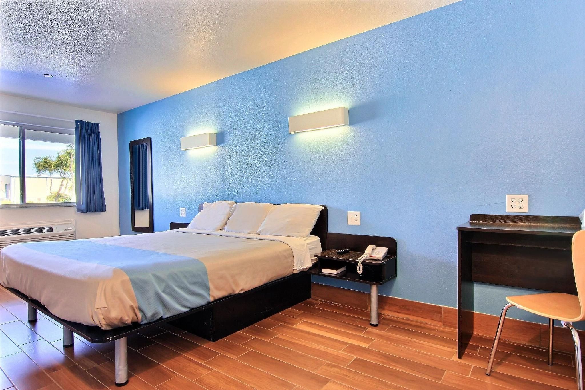 King Room with Roll-In Shower - Disability Access