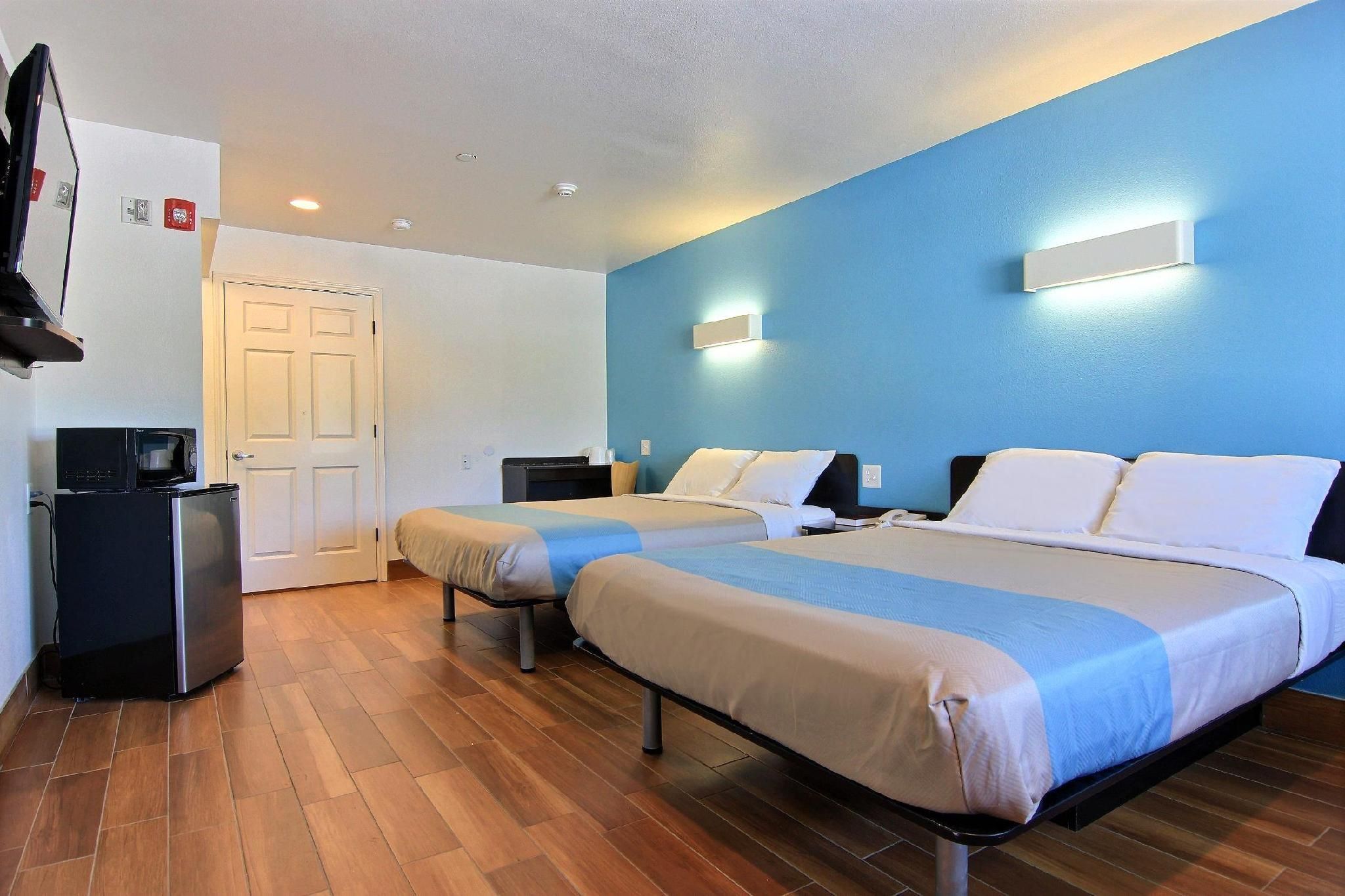 2 Queen Beds |ADA/RI Shower/Non-Smoking
