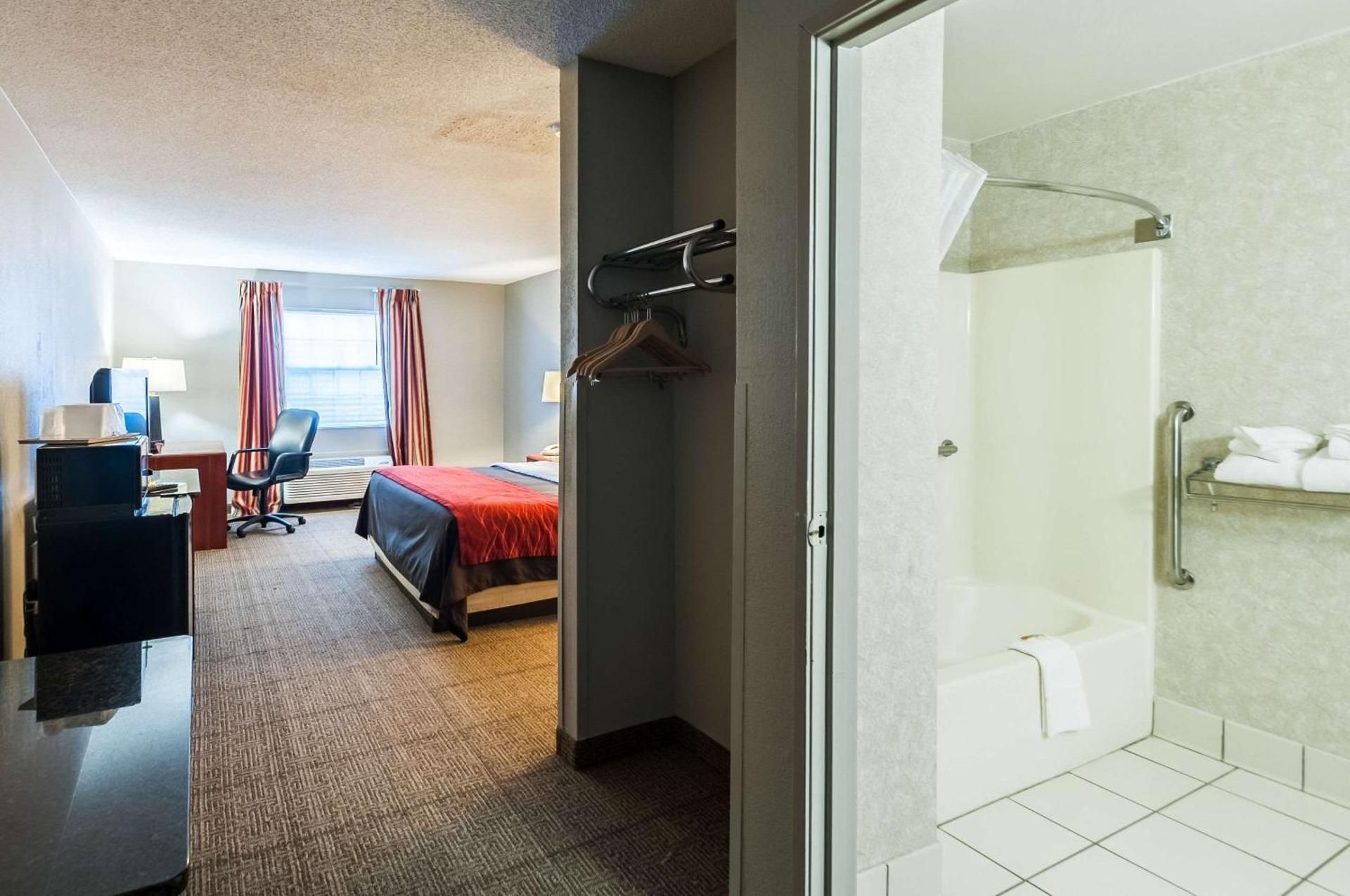 Quality Inn Solomons - Beacon Marina 1 King Bed, Nonsmoking, Accessible 2