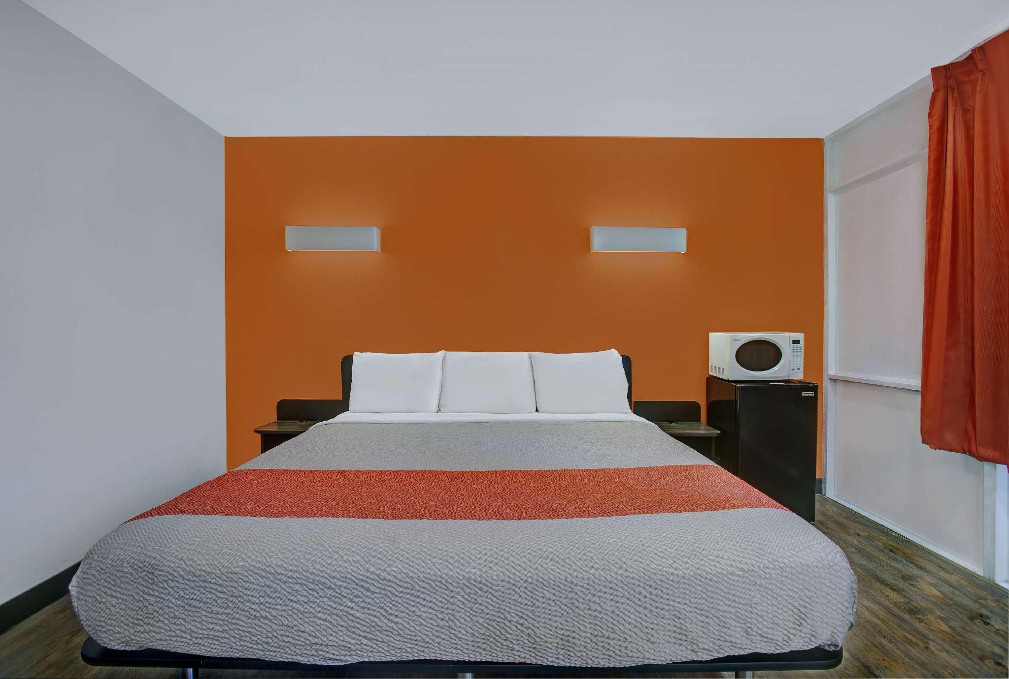 Motel 6 Hereford, TX 1 King Bed | Non-Smoking, Micfridge 2