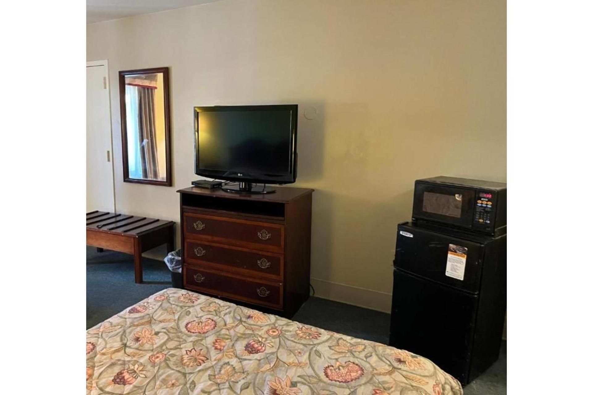 1 King Bed | Non-Smoking, Micfridge