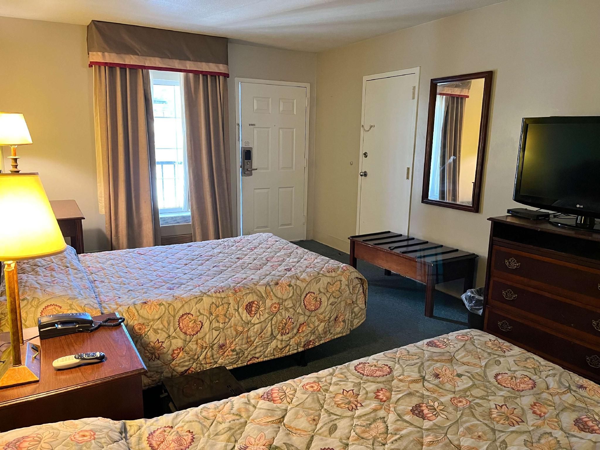 2 Queen Beds | Smoking, Micfridge