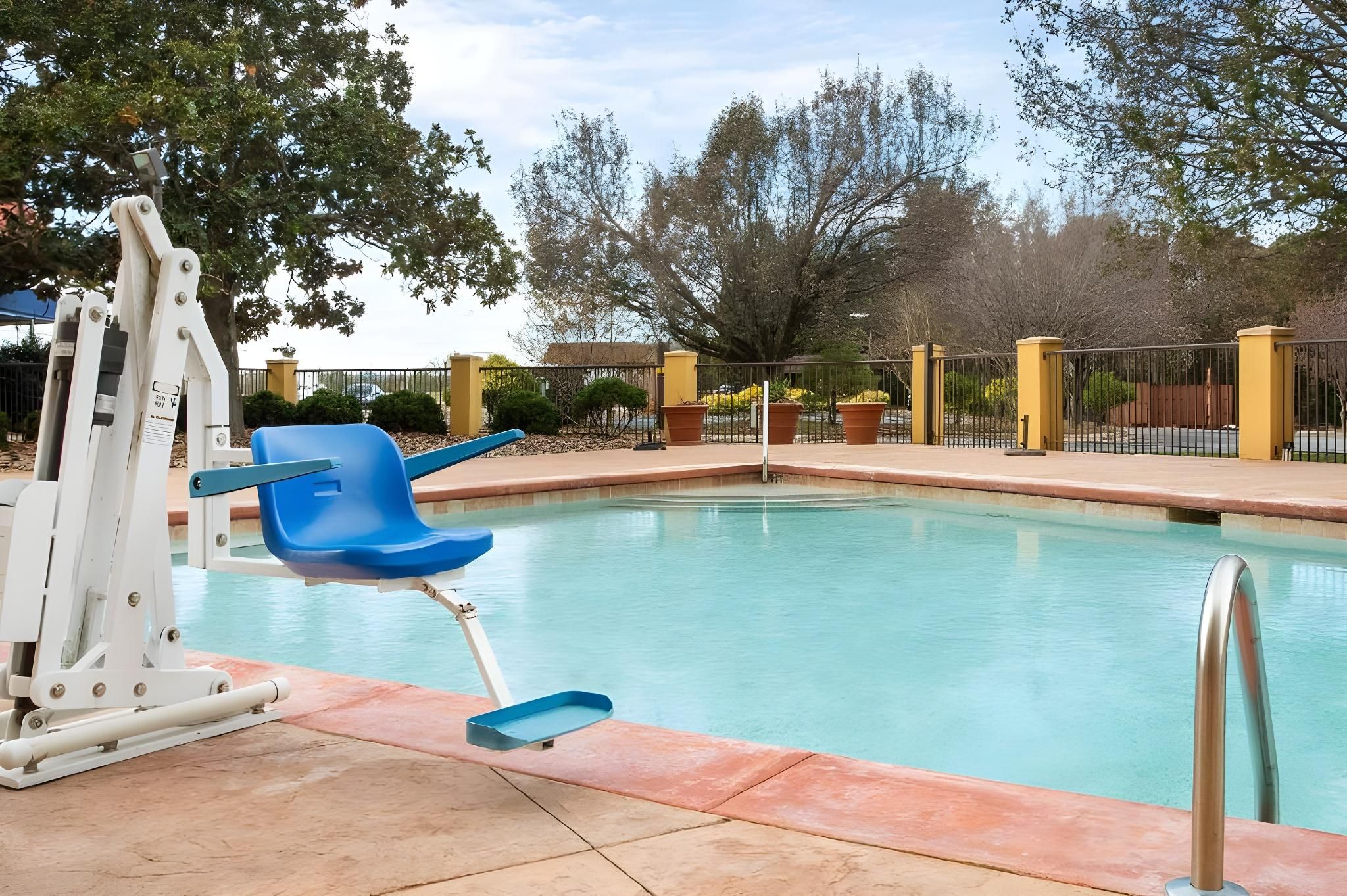 swimming pool [outdoor]