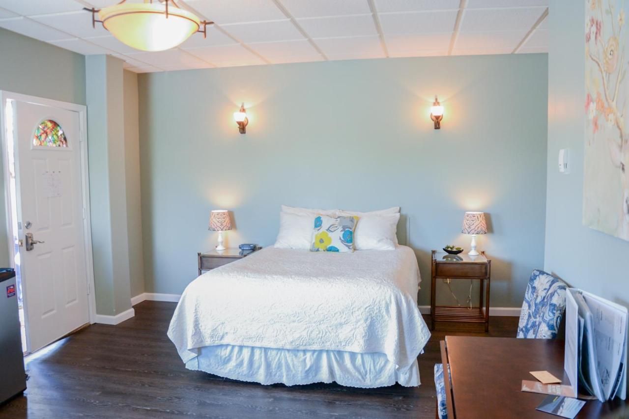 Queen Room with Futon