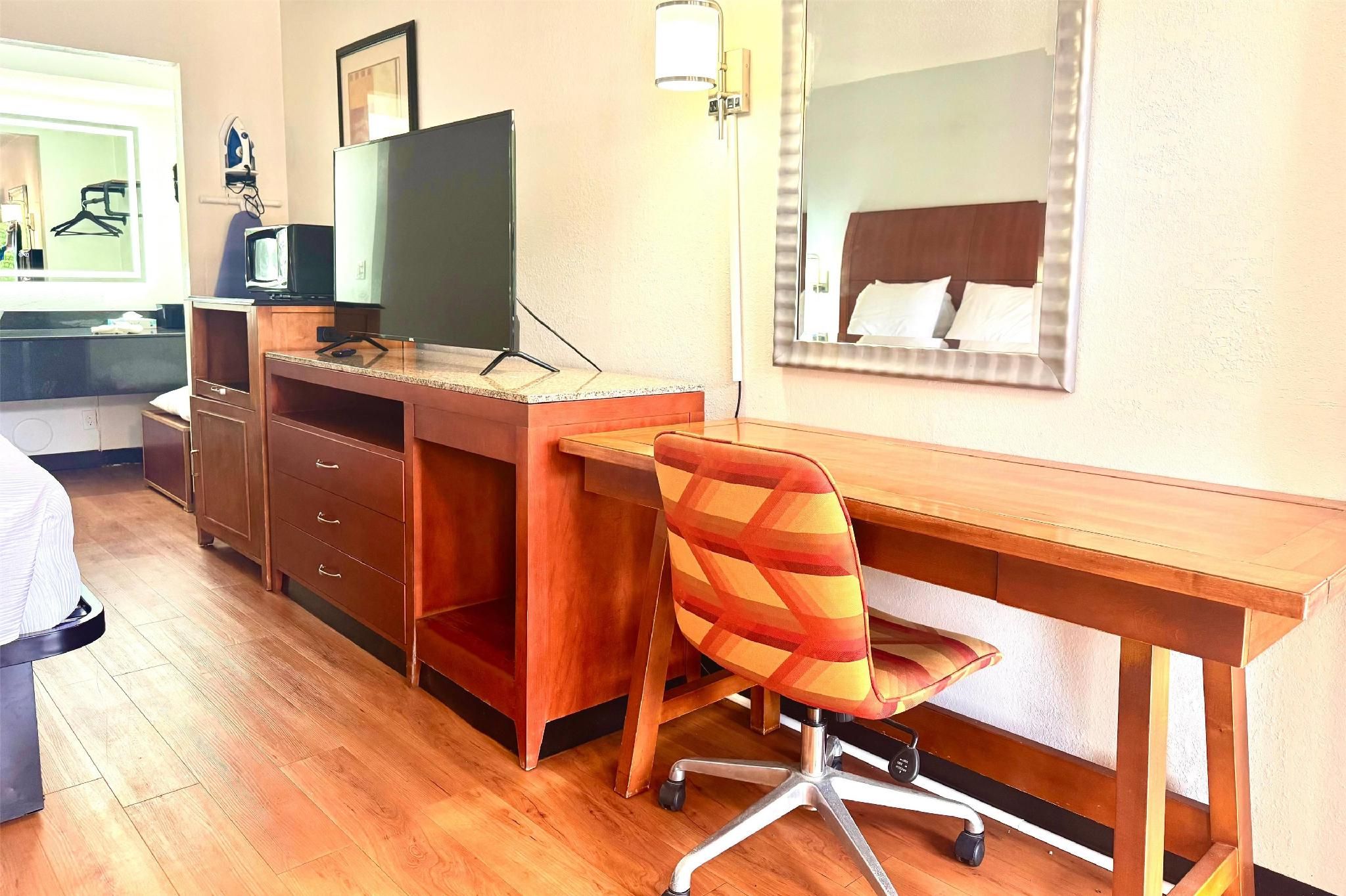 1 King Bed, Mobility/Hearing Accessible Room, Roll-In Shower, Non-Smoking