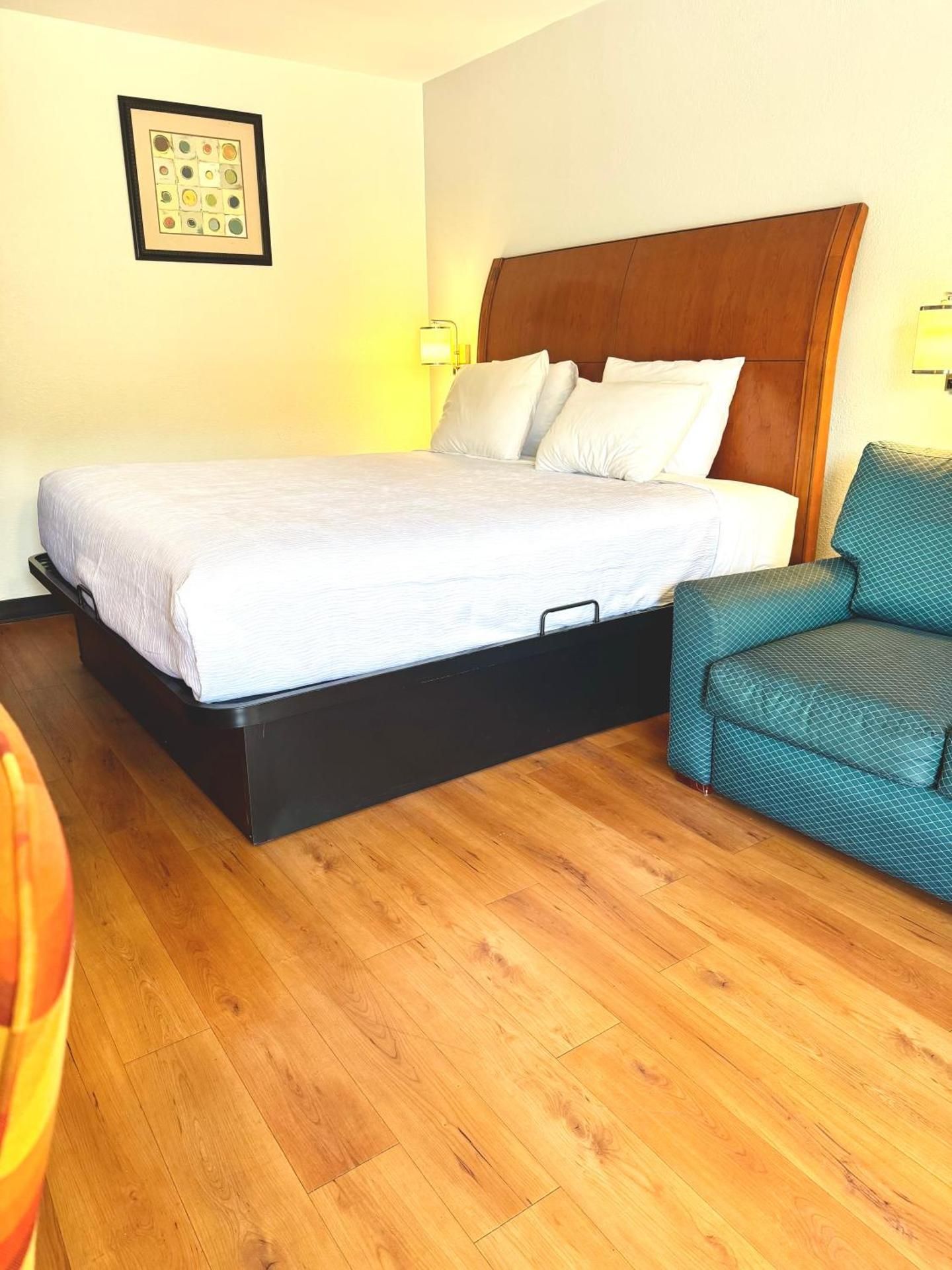 1 King Bed, Suite, Non-Smoking