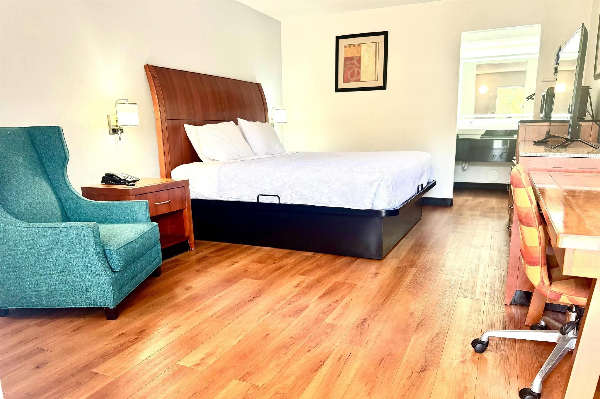 1 King Bed, Suite, Non-Smoking