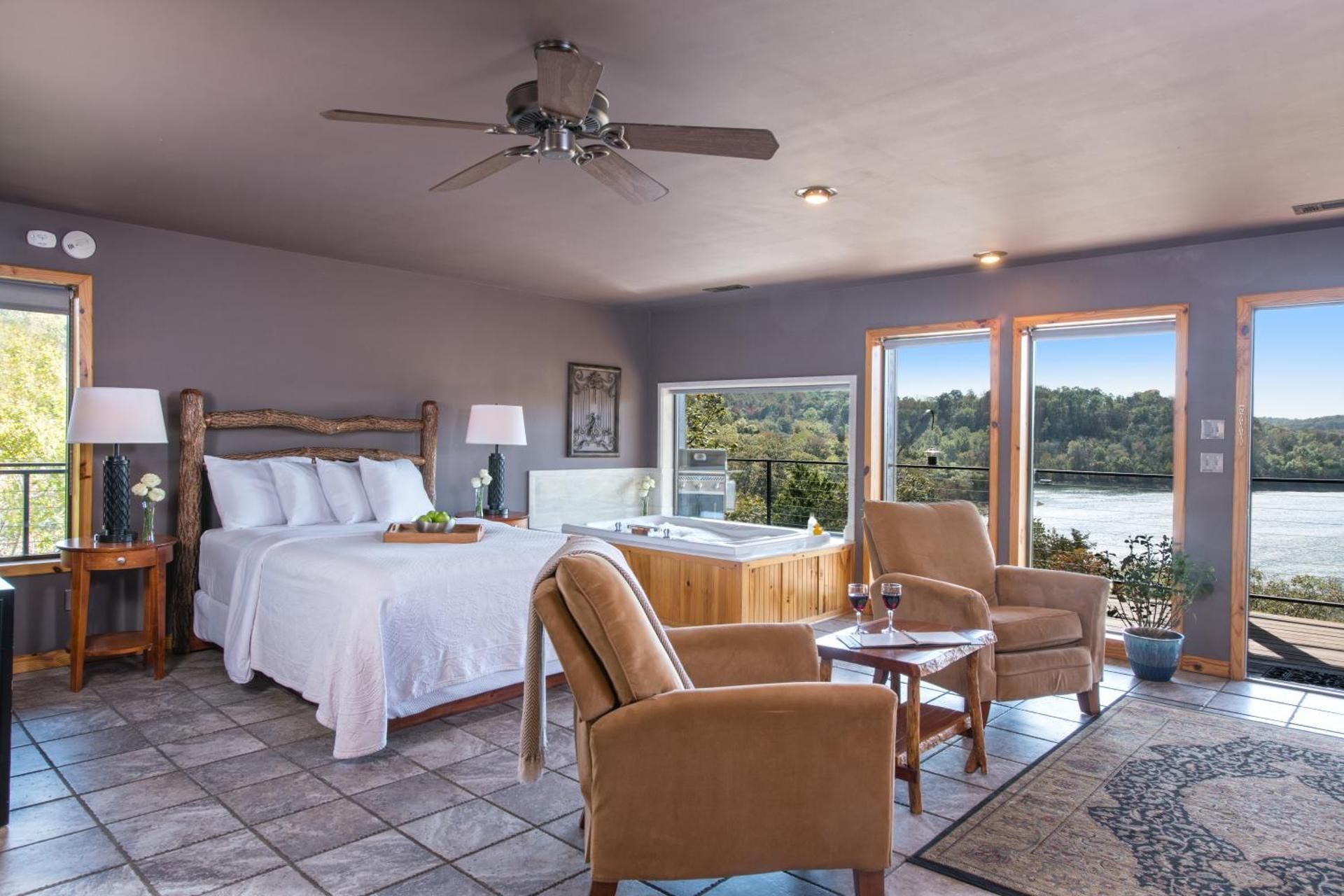 Queen Suite with Lake View