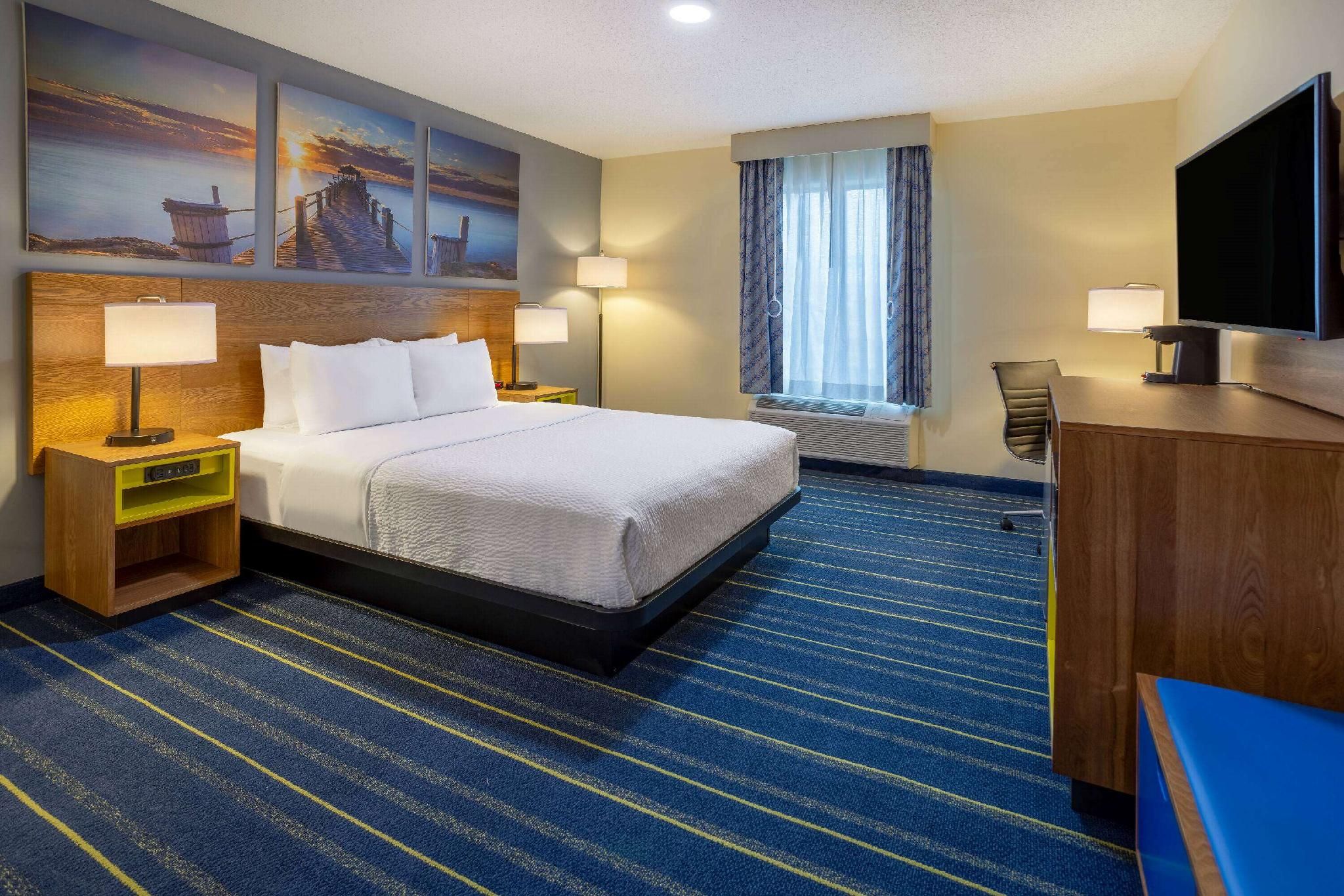 1 Queen Bed, Mobility/Hearing Accessible Room, Bathtub w/ Grab Bars, Non-Smoking