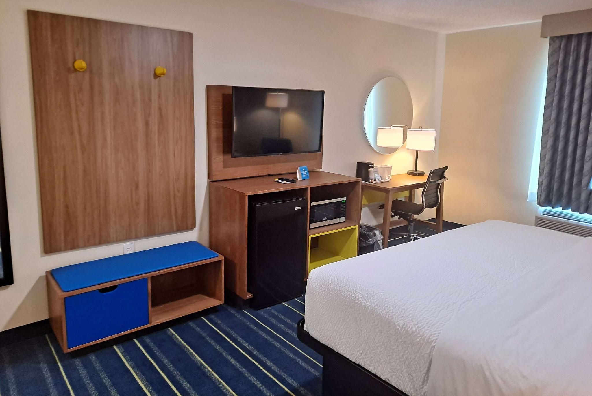 Days Inn by Wyndham Grayson 1 Queen Bed, Deluxe Room, Non-Smoking 2