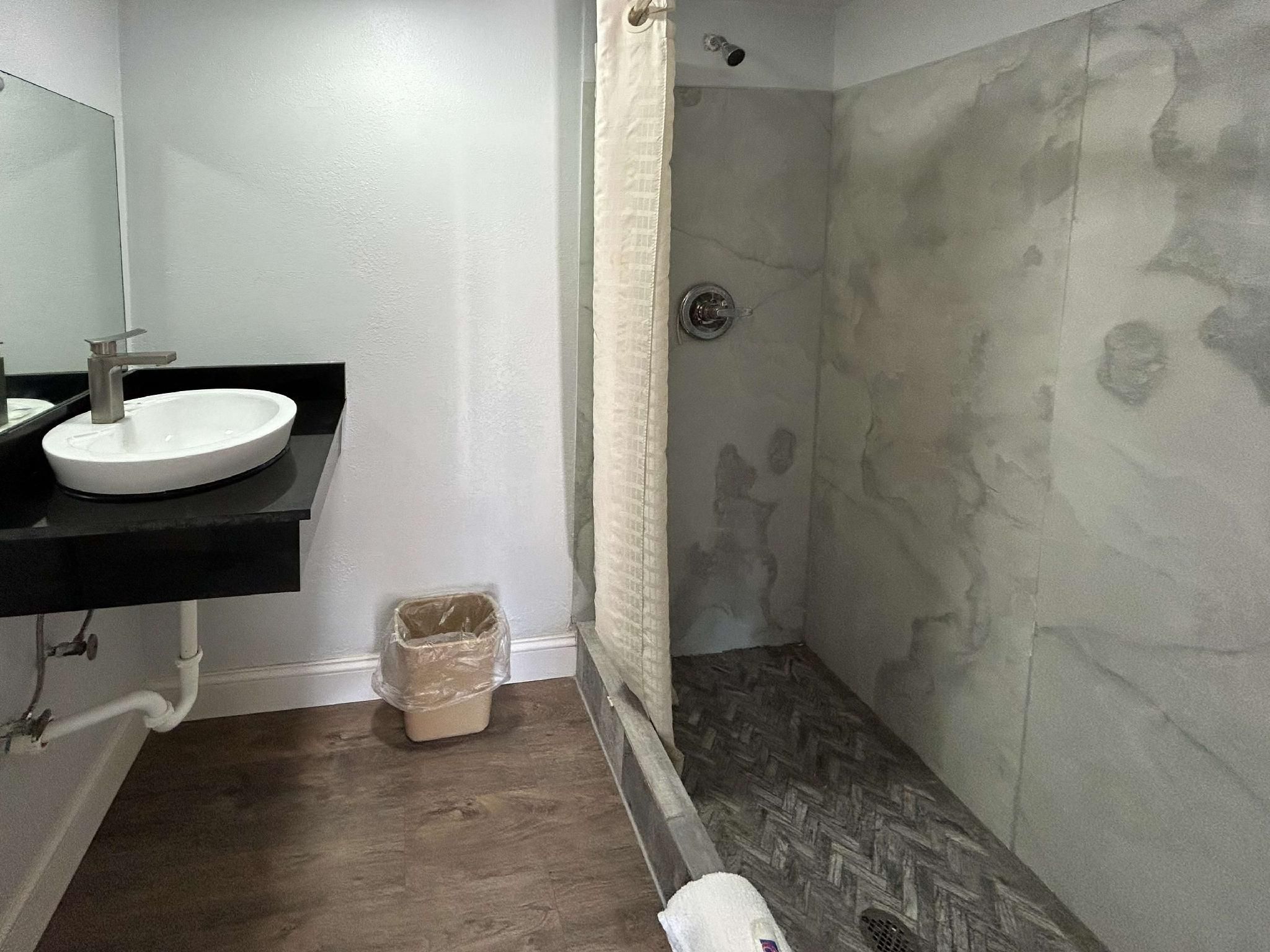 Motel 6 Ponca City, OK 1 King Bed | Smoking, Micfridge 2