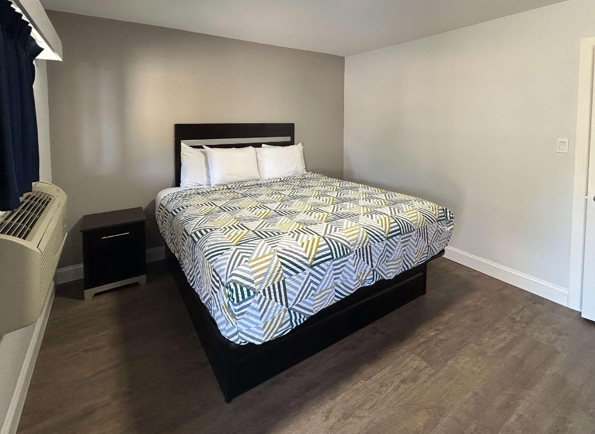 Motel 6 Ponca City, OK 1 King Bed | Smoking, Micfridge