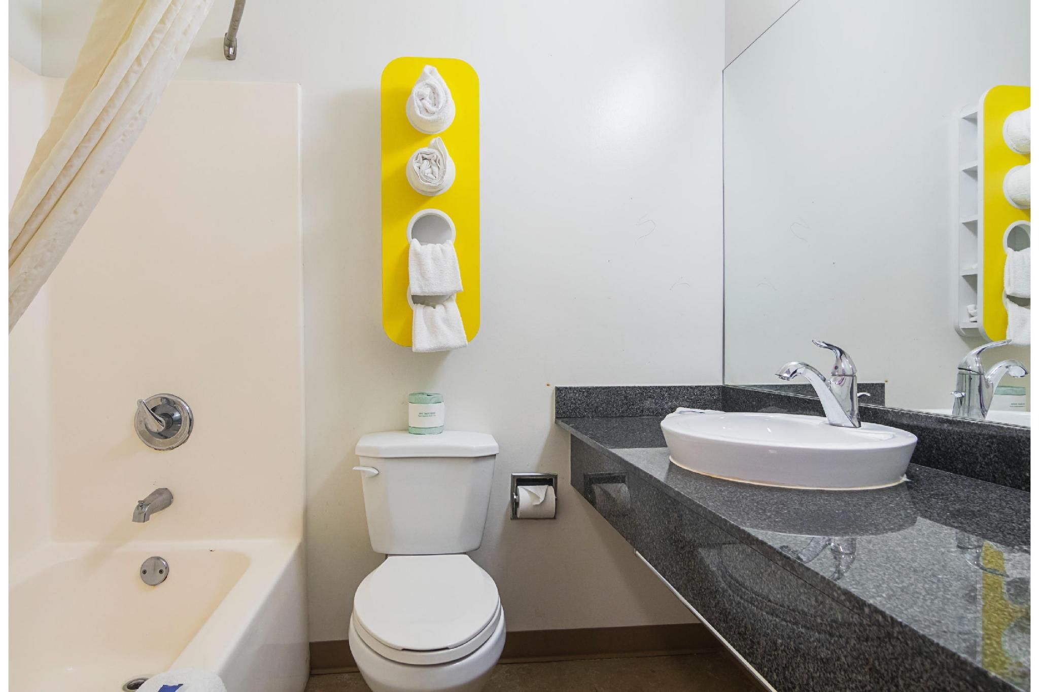 1 QUEEN BED | ACCESS SUITE, SMK, KITCHEN