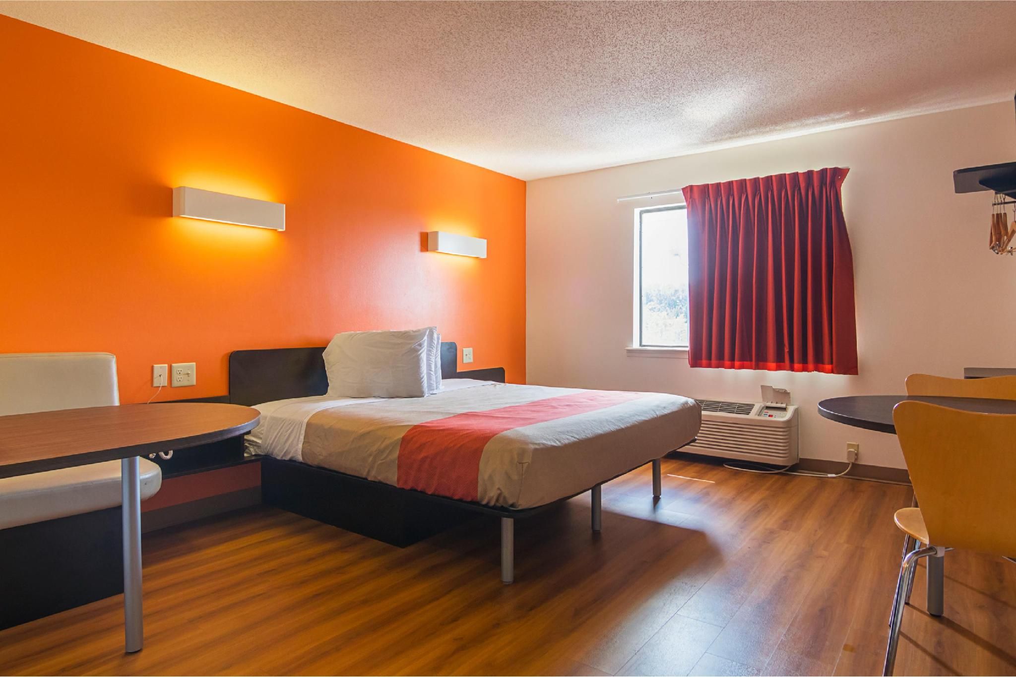 1 QUEEN BED | ACCESS SUITE, SMK, KITCHEN