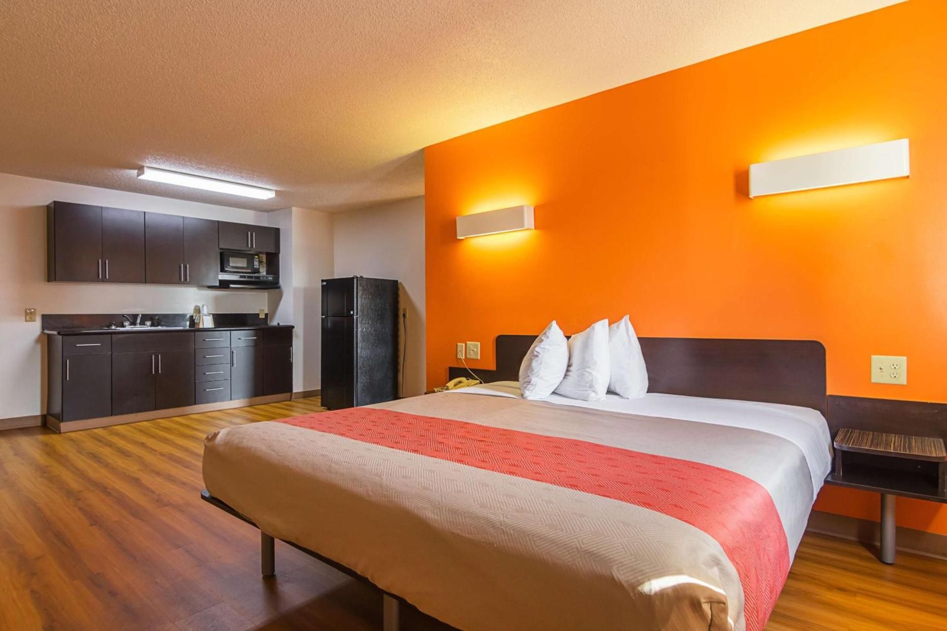 Deluxe King Room - Non-Smoking