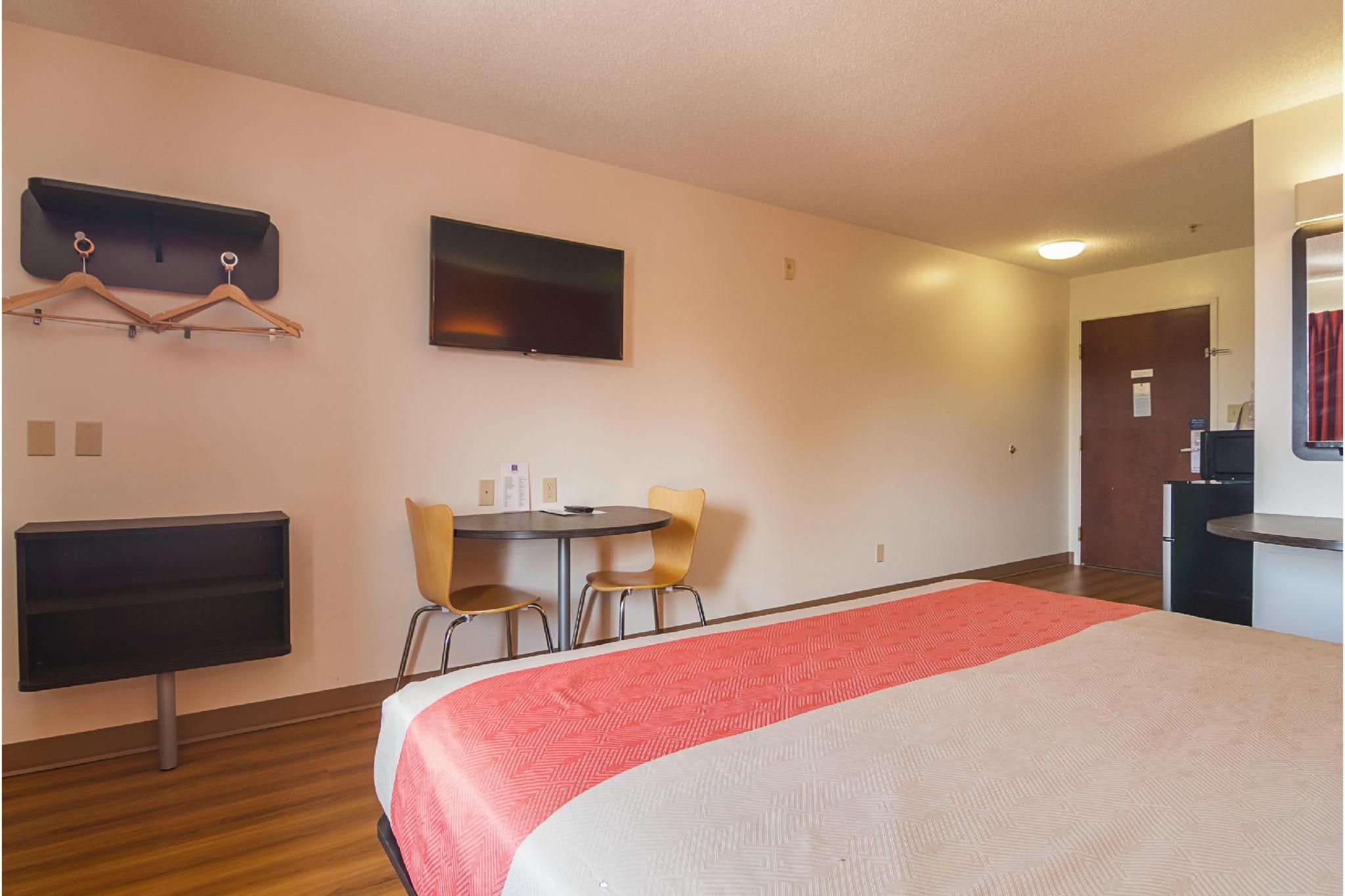1 KING BED | SUITE, SMOKING, HOT TUB, KIT