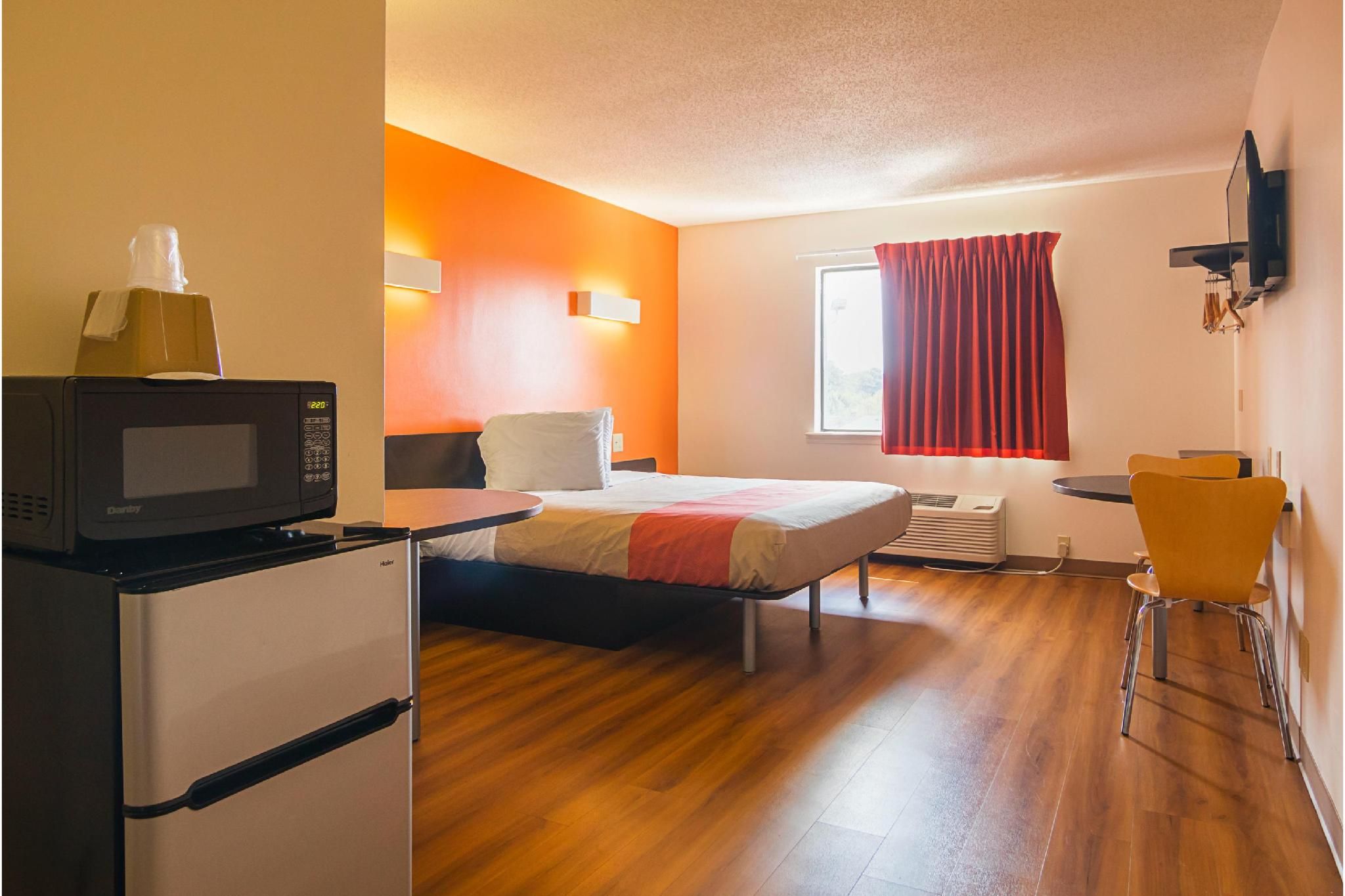 1 QUEEN BED | MOBIL ACCESS TUB SMK KITCHEN