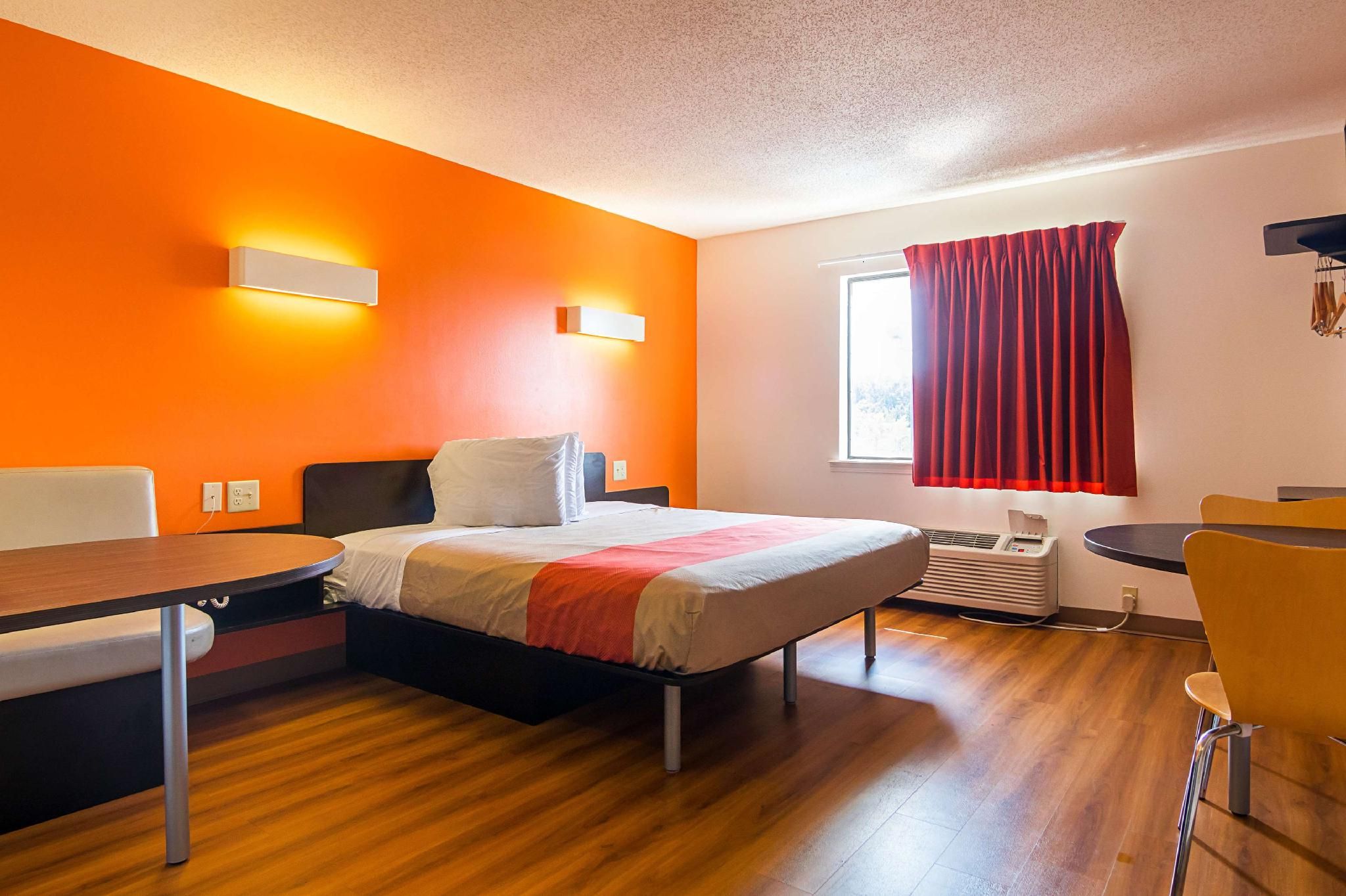 1 Queen Bed | Mobil Access Tub Nsmk Kitchen