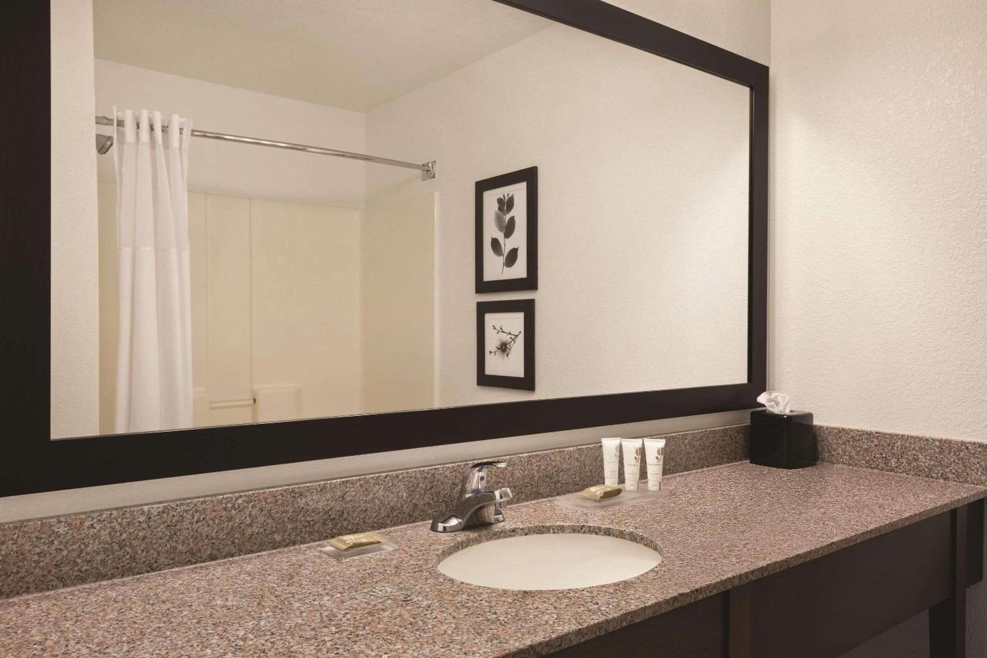 King Suite with Whirlpool - Non-Smoking