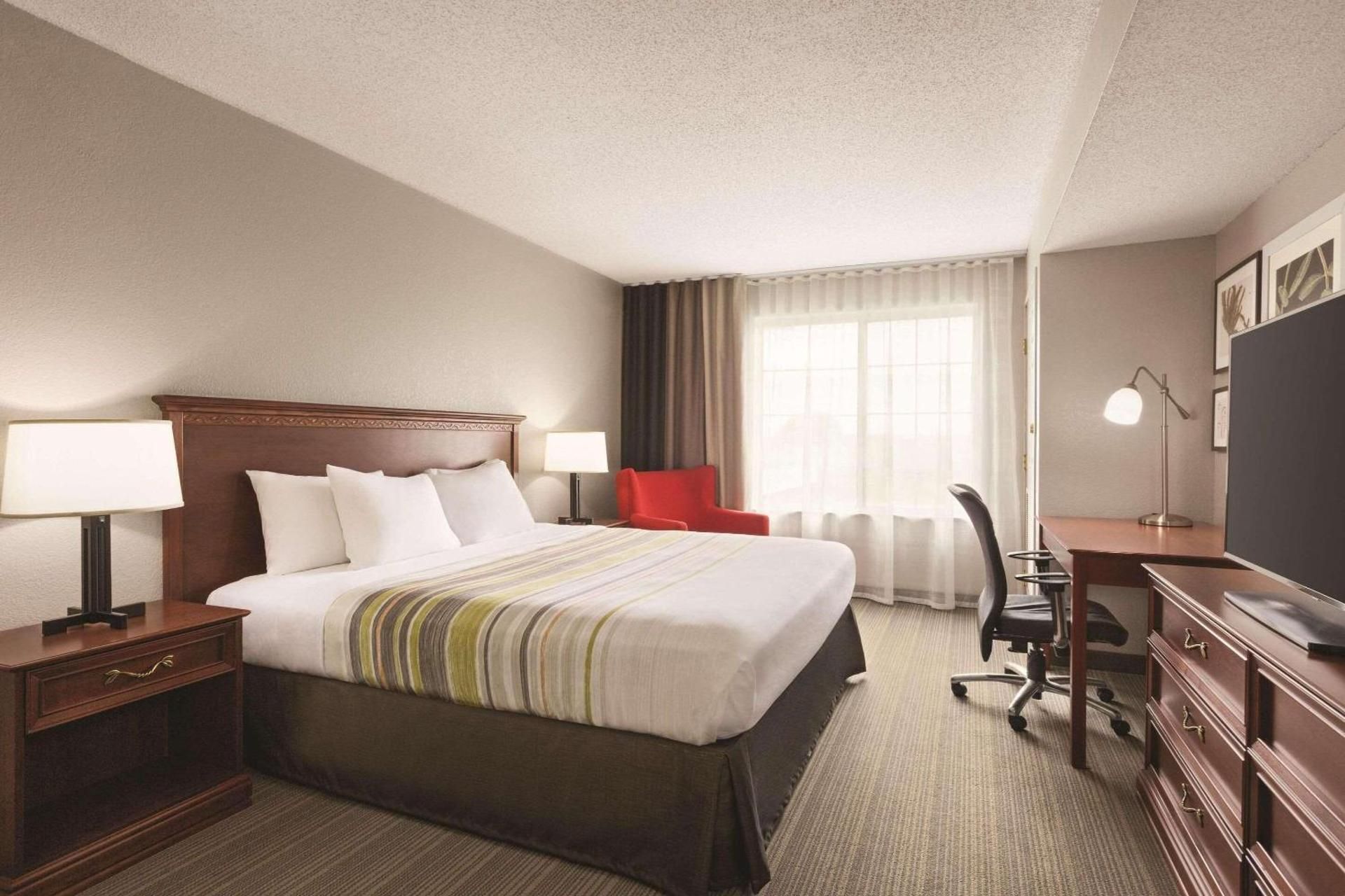 1 King Bed, Nonsmoking, Accessible