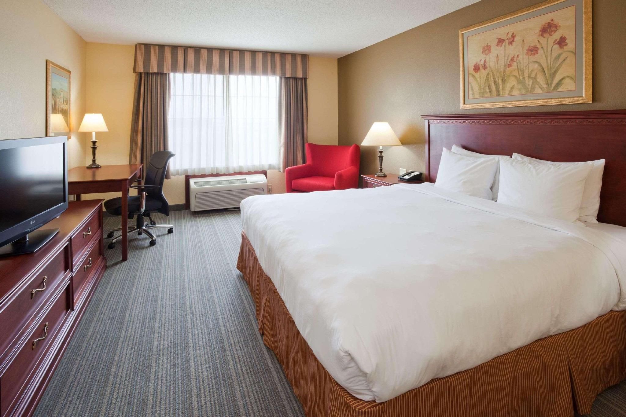 1 King Bed, Nonsmoking, Accessible