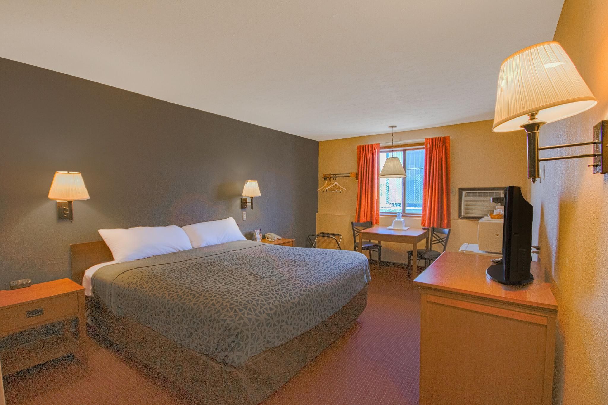 1 King Bed, Nonsmoking