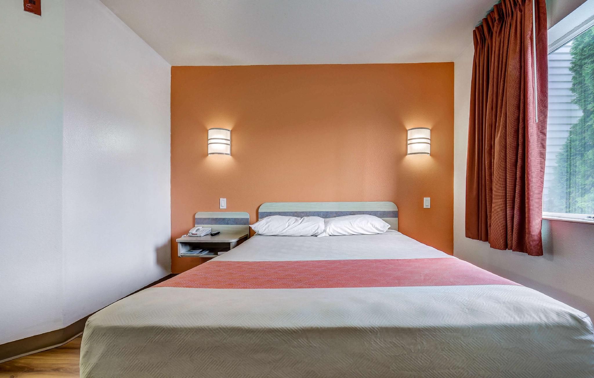 Motel 6 Roseburg, OR - I-5 1 Queen Bed | Mobility Accessible Tub Nsmk 3