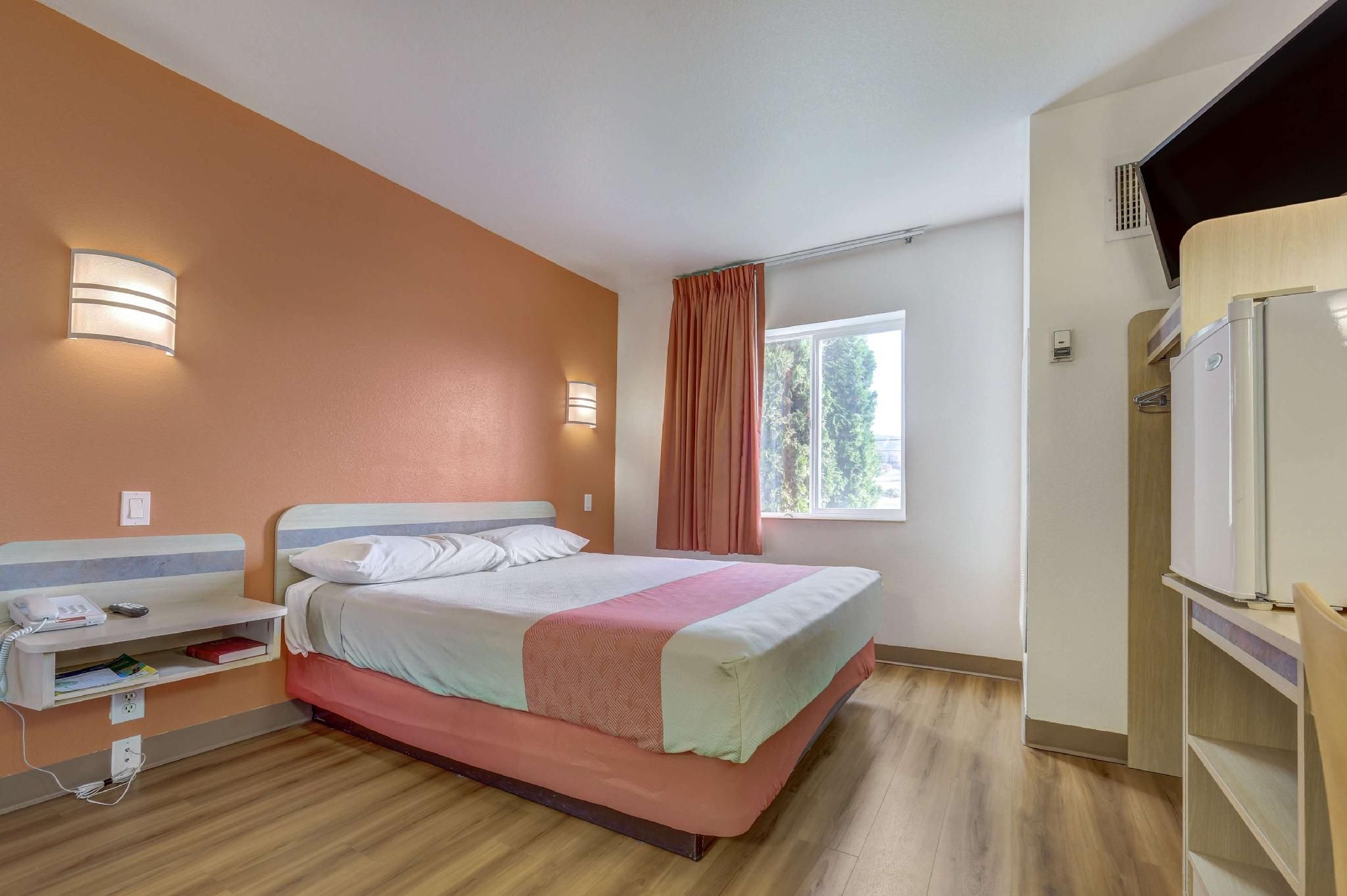 1 Queen Bed | Mobil Access Tub Nsmk Micfridg