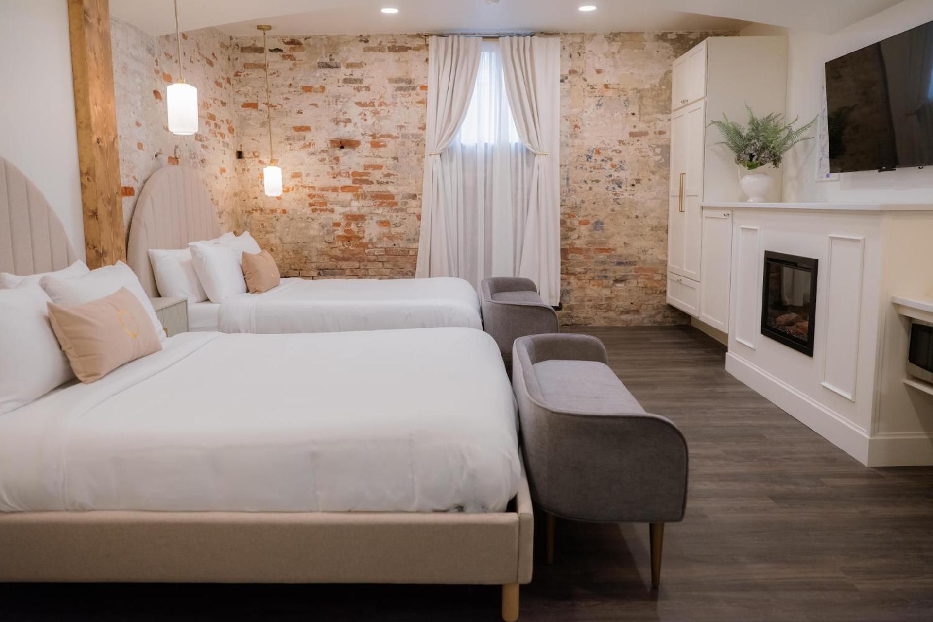 Deluxe Queen Suite