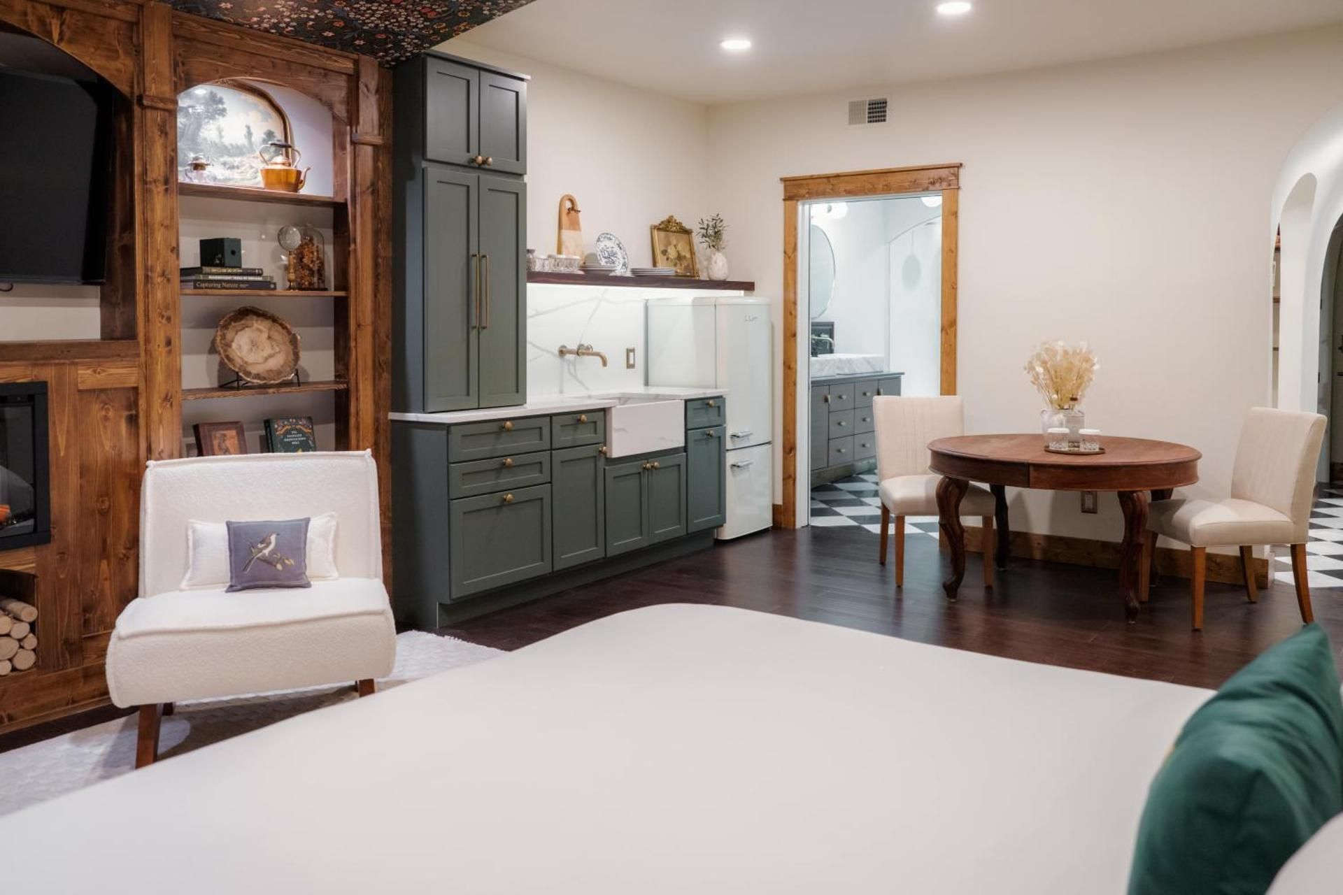 Deluxe King Suite