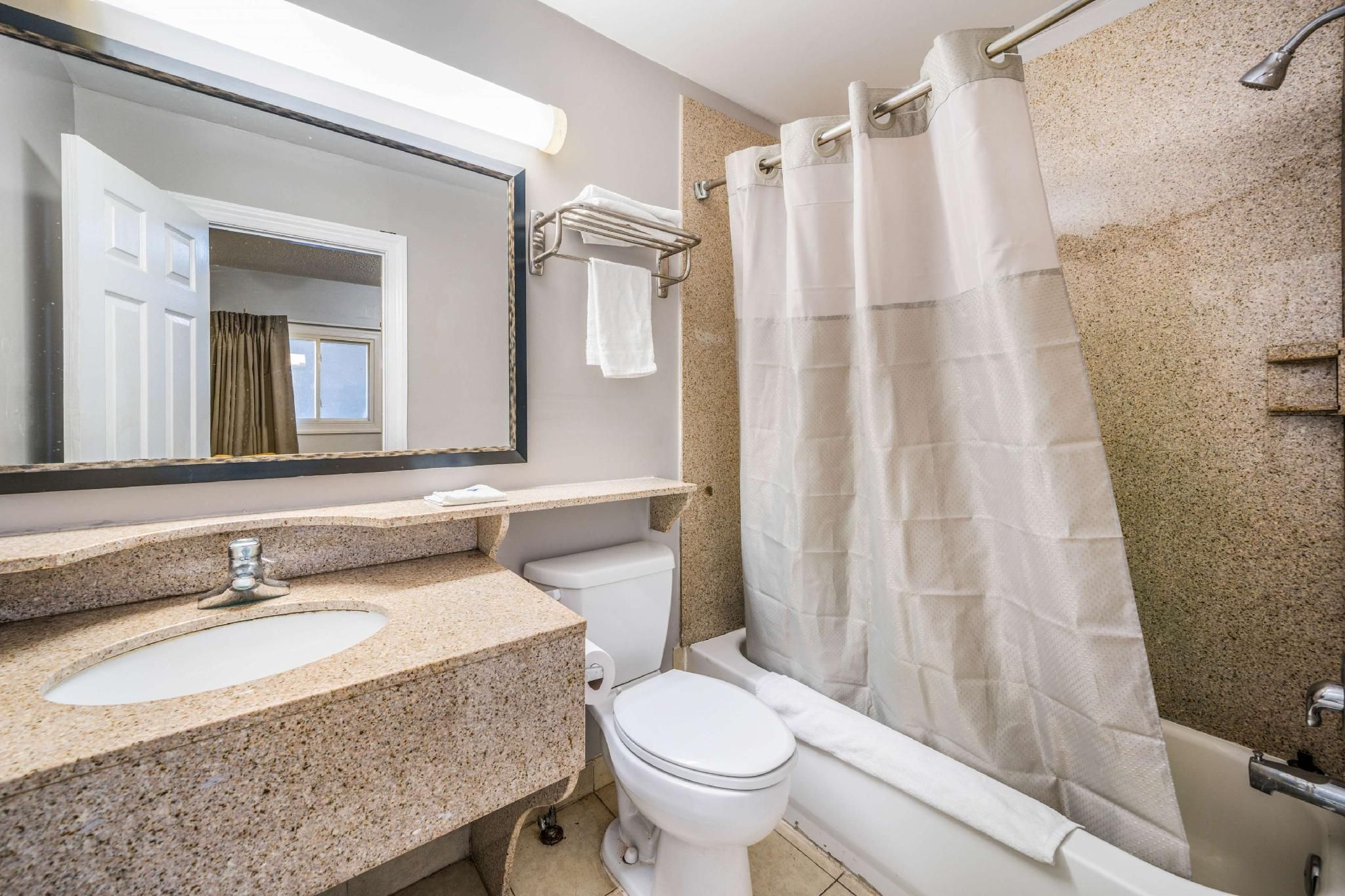 Motel 6 Toms River, NJ - Near Seaside Heights 1 King Bed | Non-Smoking, Hot Tub 3