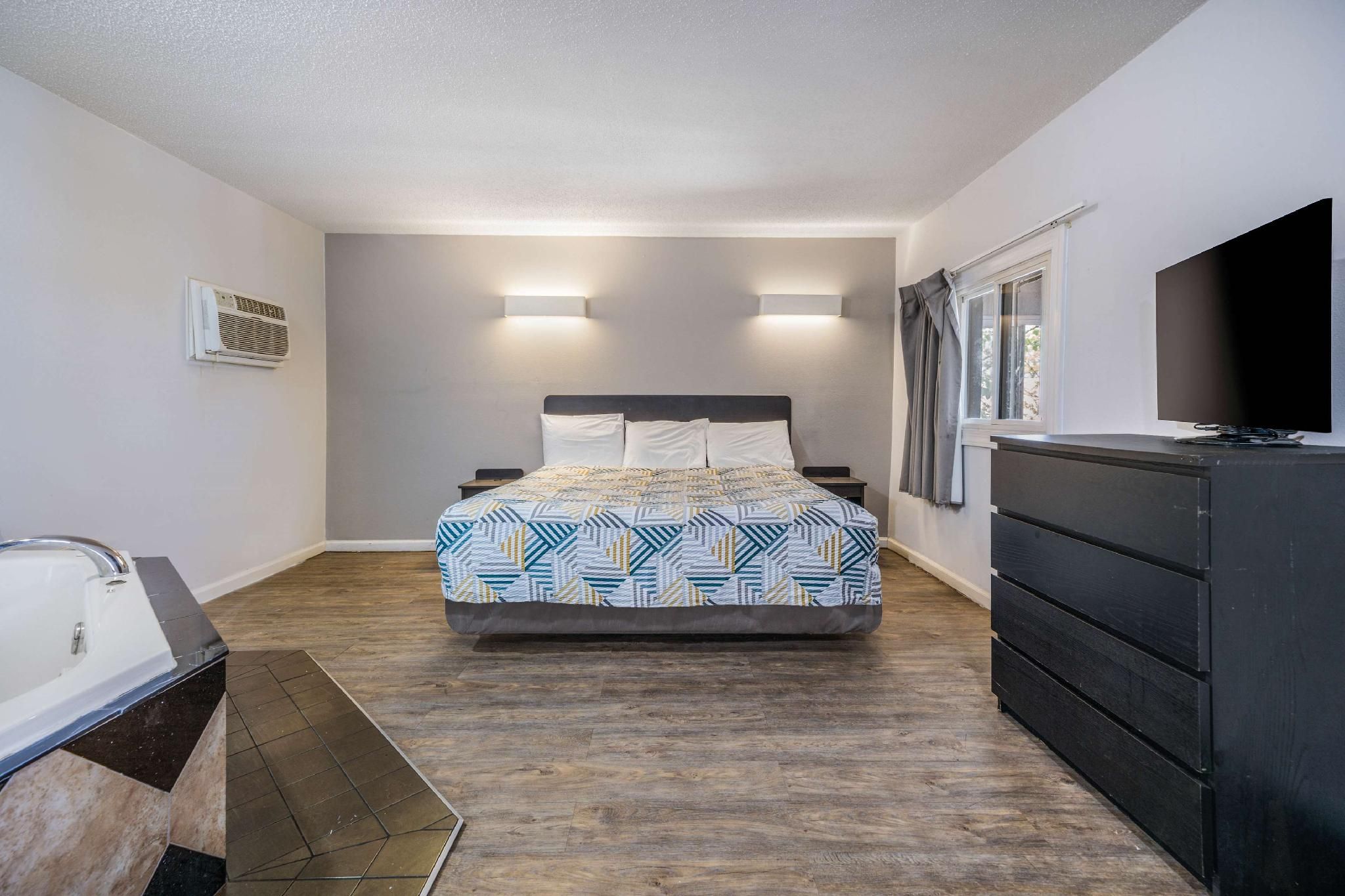 Motel 6 Toms River, NJ - Near Seaside Heights 1 King Bed | Non-Smoking, Hot Tub