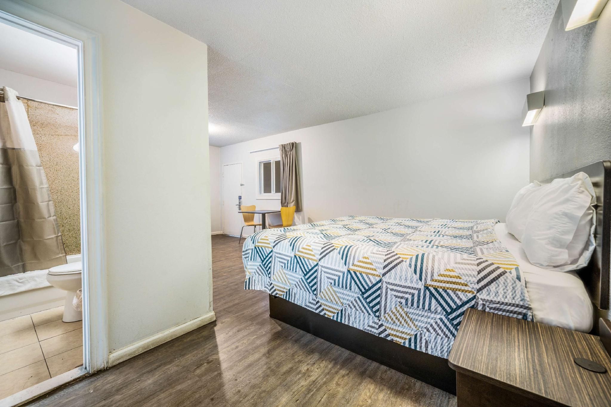 Motel 6 Toms River, NJ - Near Seaside Heights 1 King Bed | Non-Smoking 2