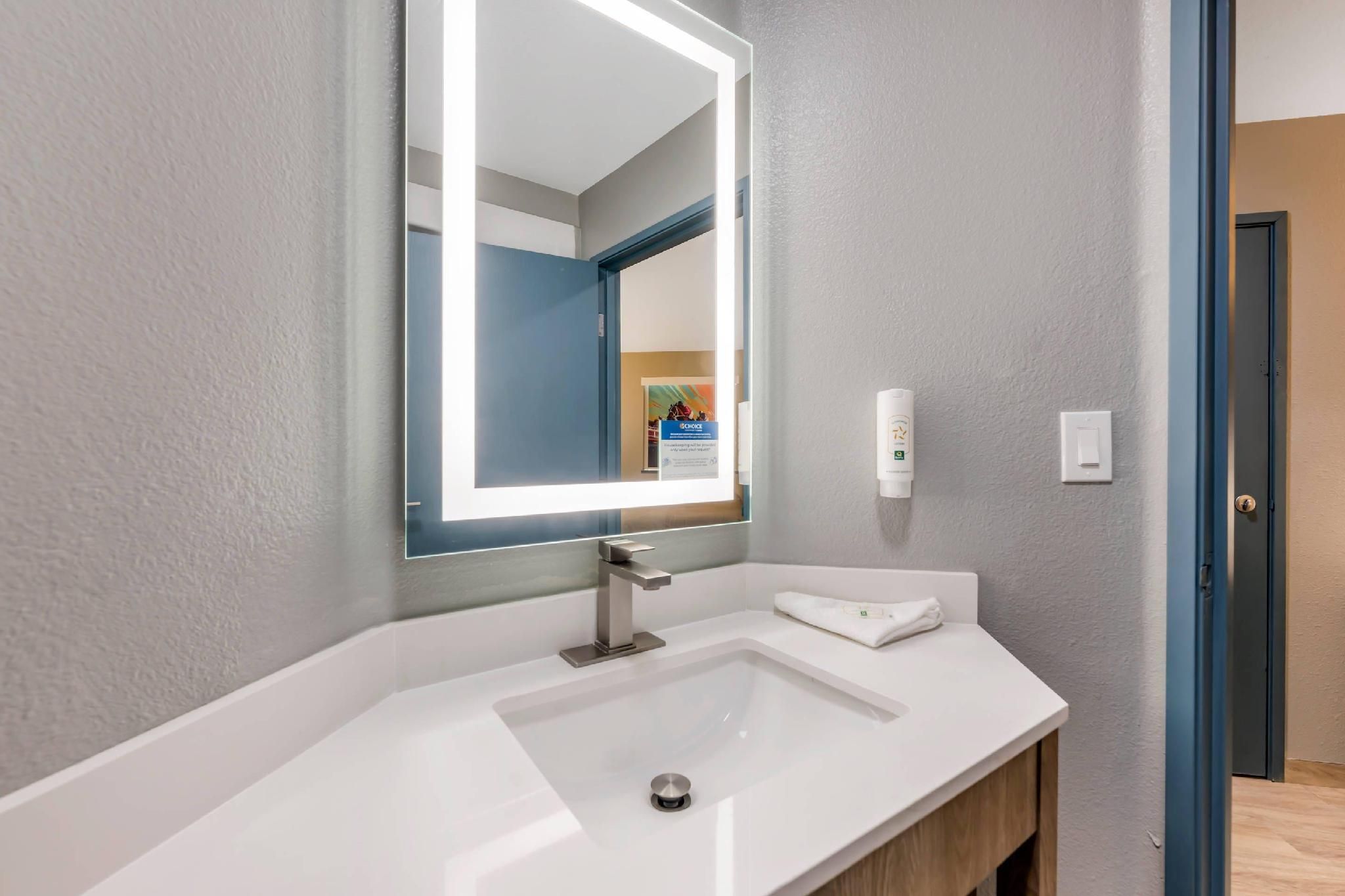 1 King Bed, Nonsmoking