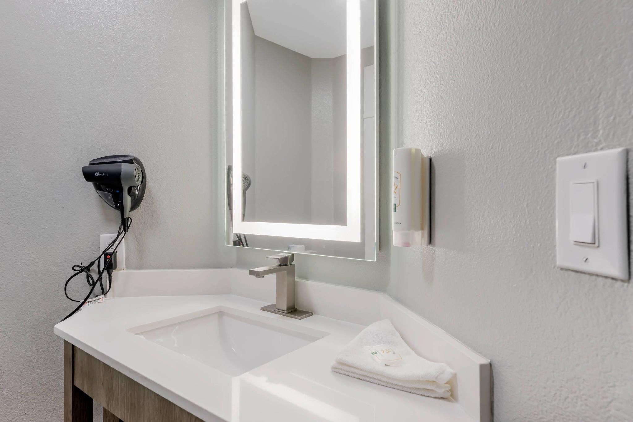 1 King Bed, Suite, Nonsmoking, Upgrade