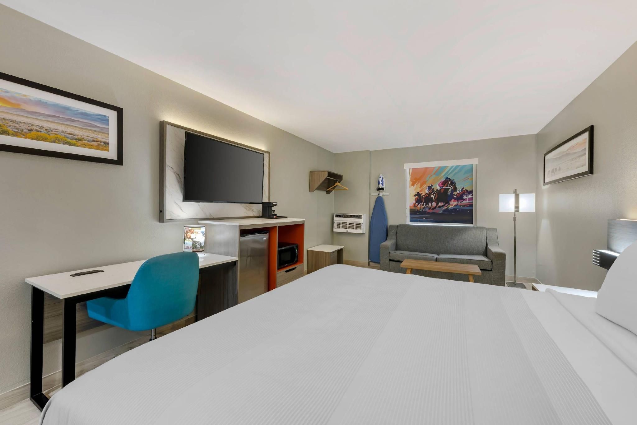 1 King Bed, Suite, Nonsmoking, Upgrade