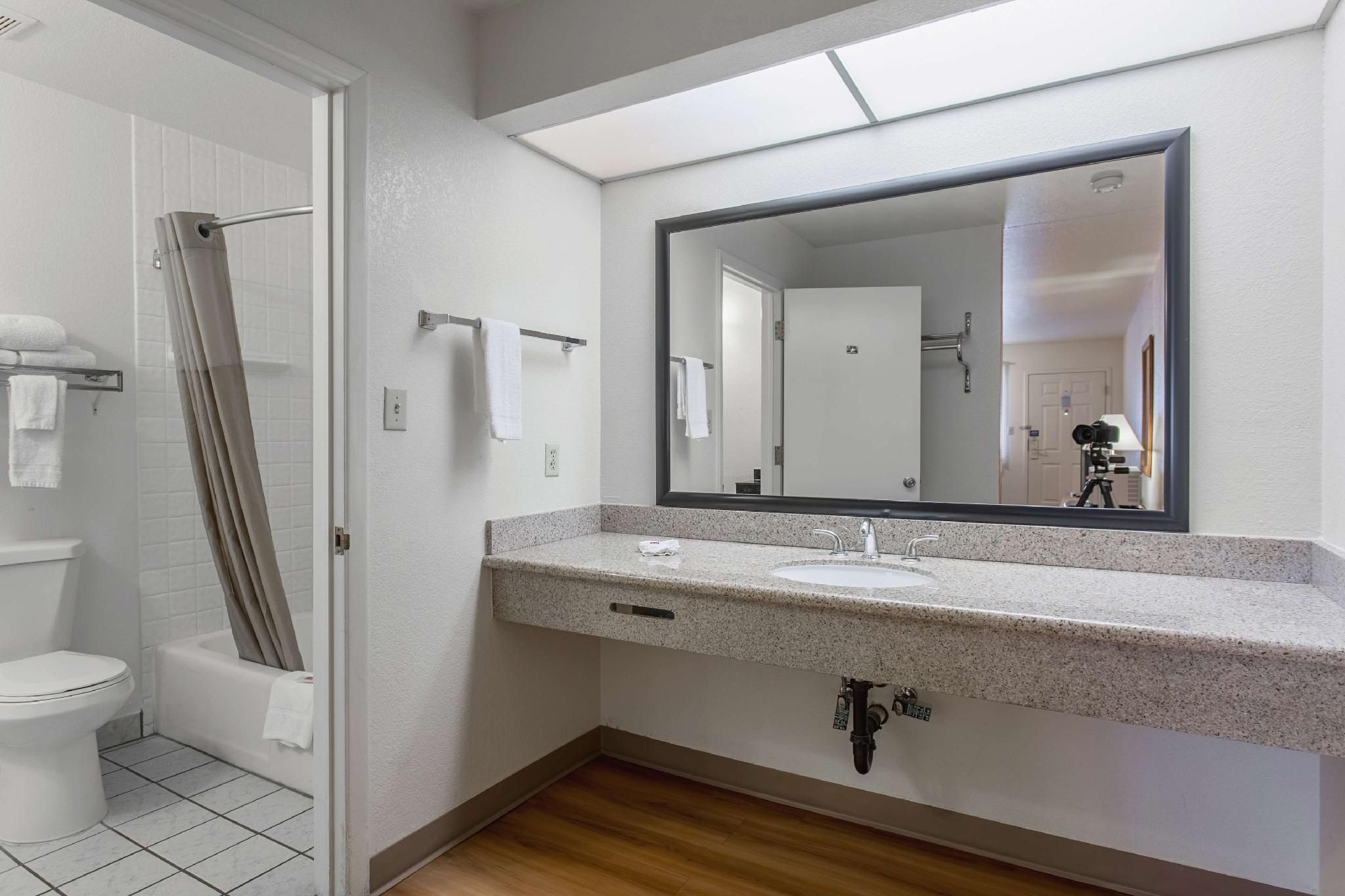 2 Queen Beds | Smoking, Micfridge