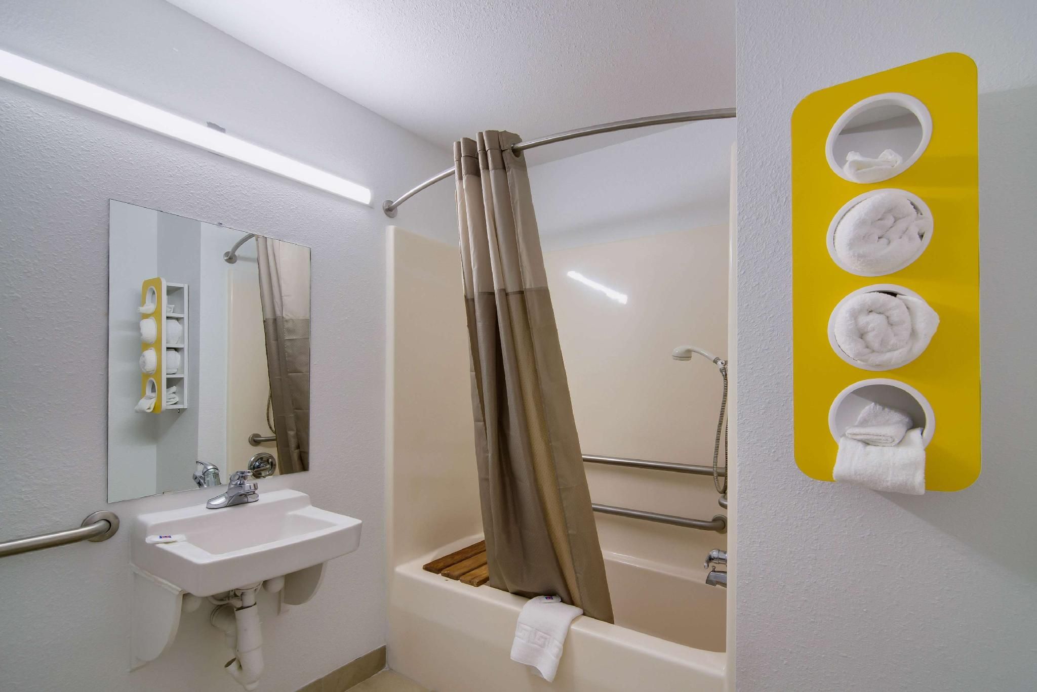 Motel 6 Moss Point, MS 1 KB | ACCESSIBLE, NON-SMOKING 2